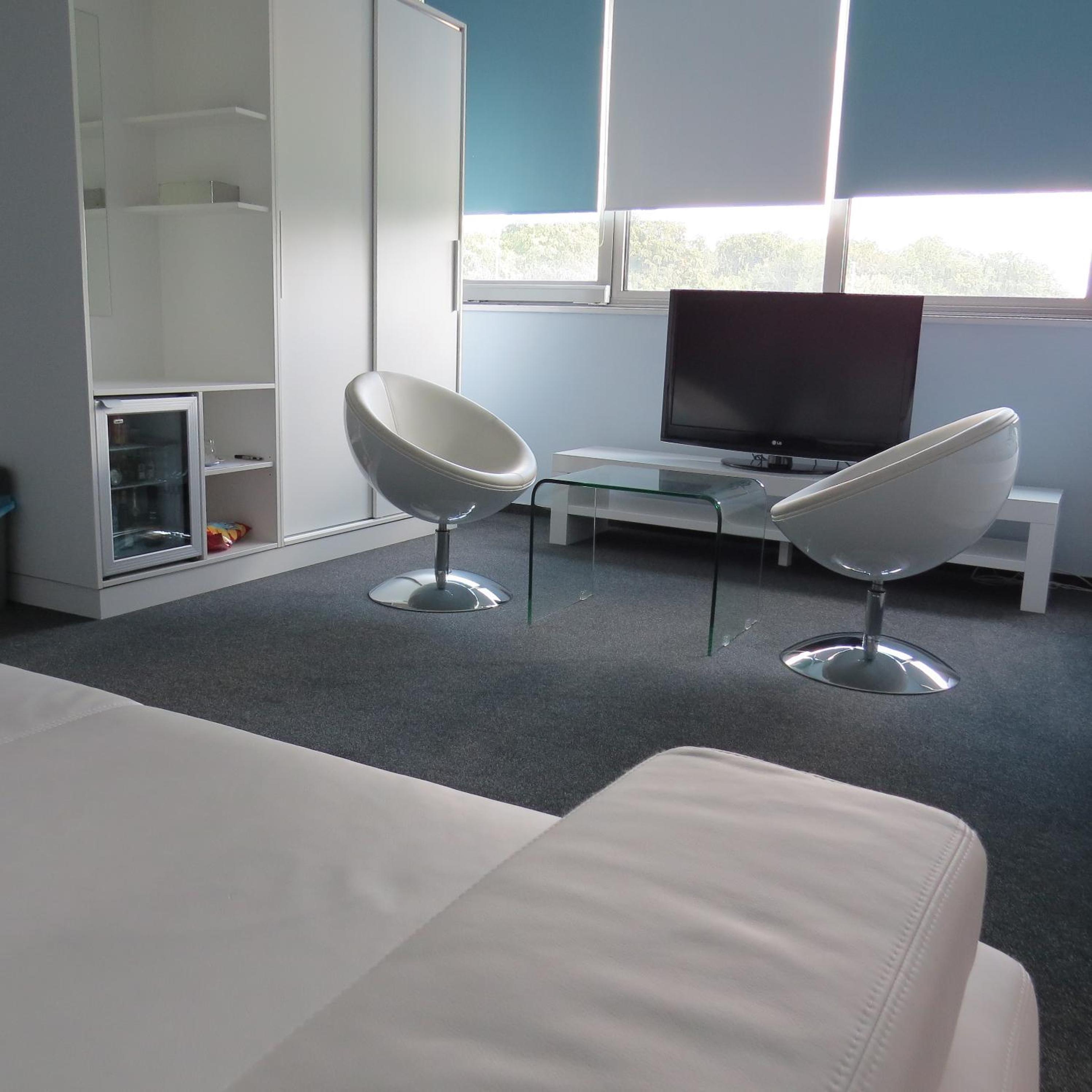 Suite - Photo 1