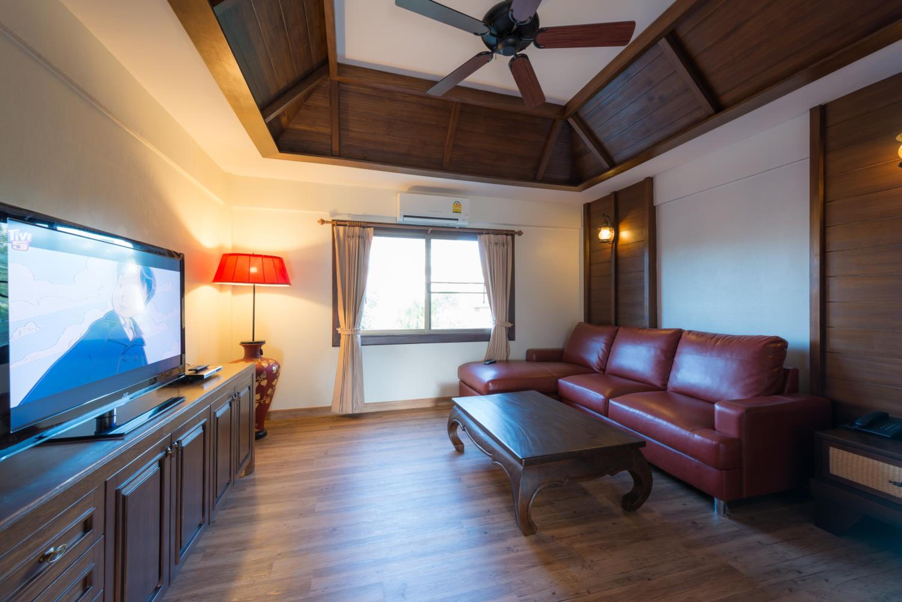 Suite Room - Photo 6
