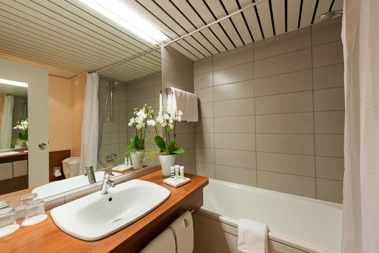 Standard Twin Room with Street View - Photo 4