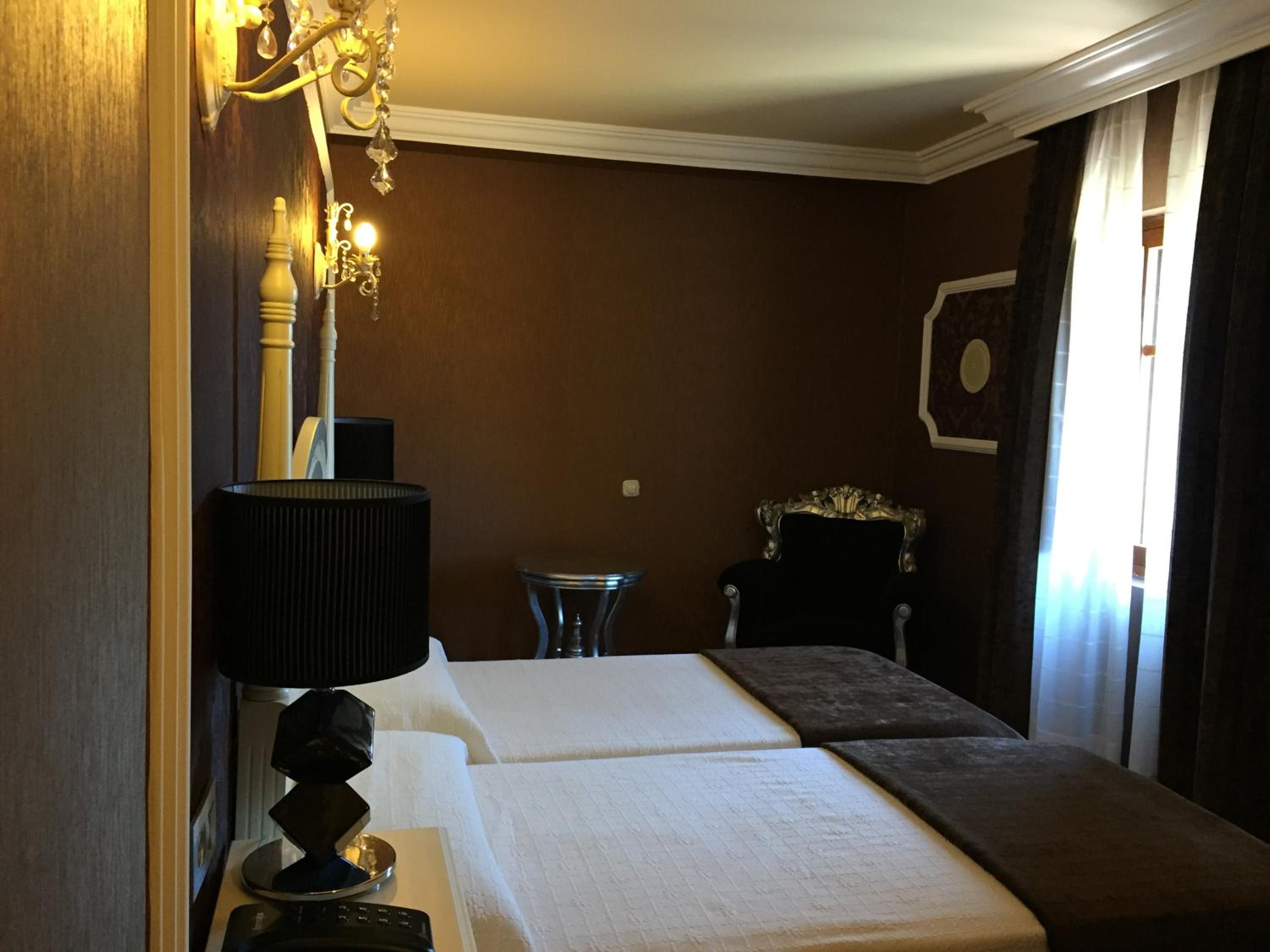 Standard Twin Room - Photo 4