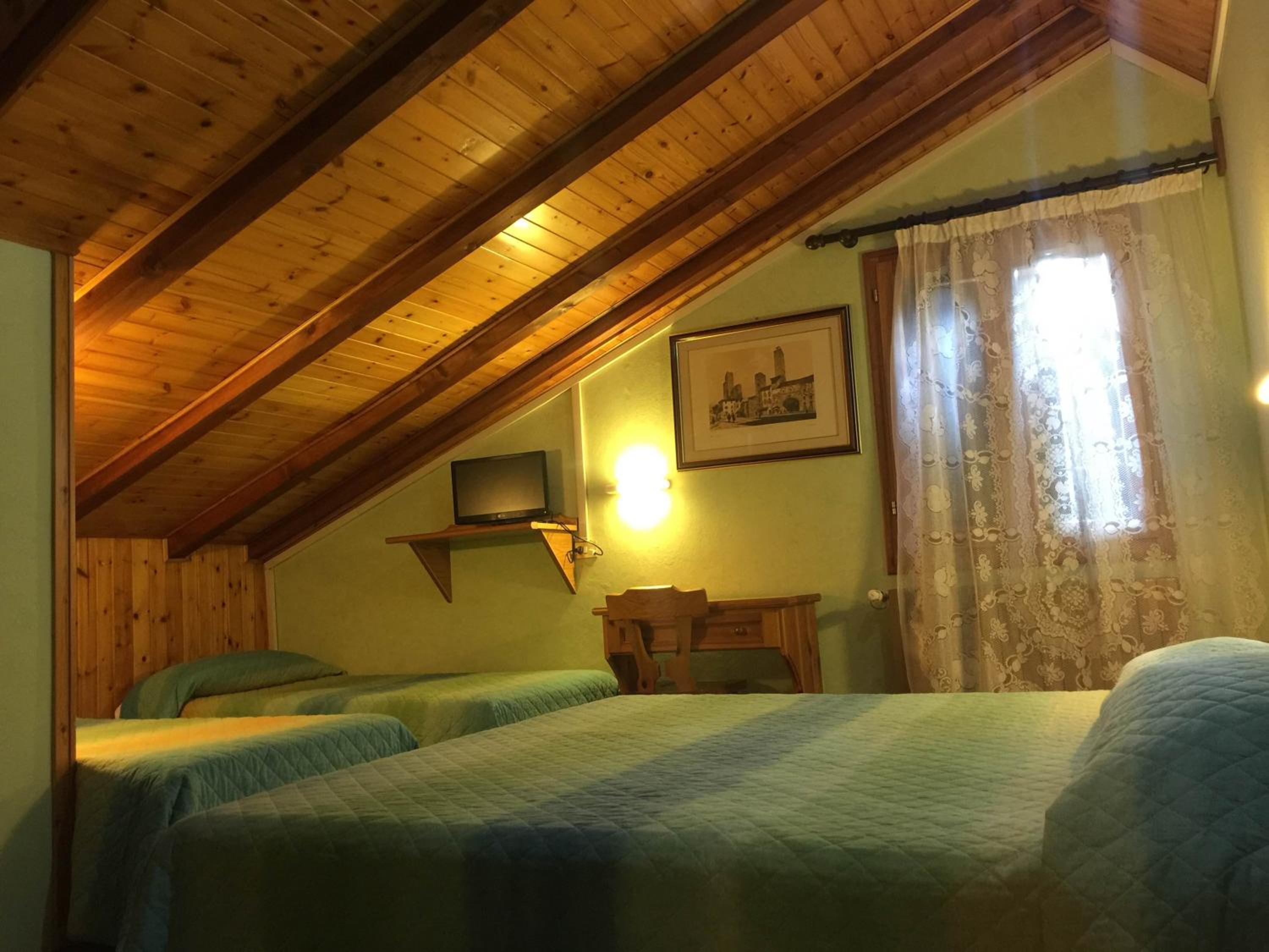 Economy Triple Room - Photo 3