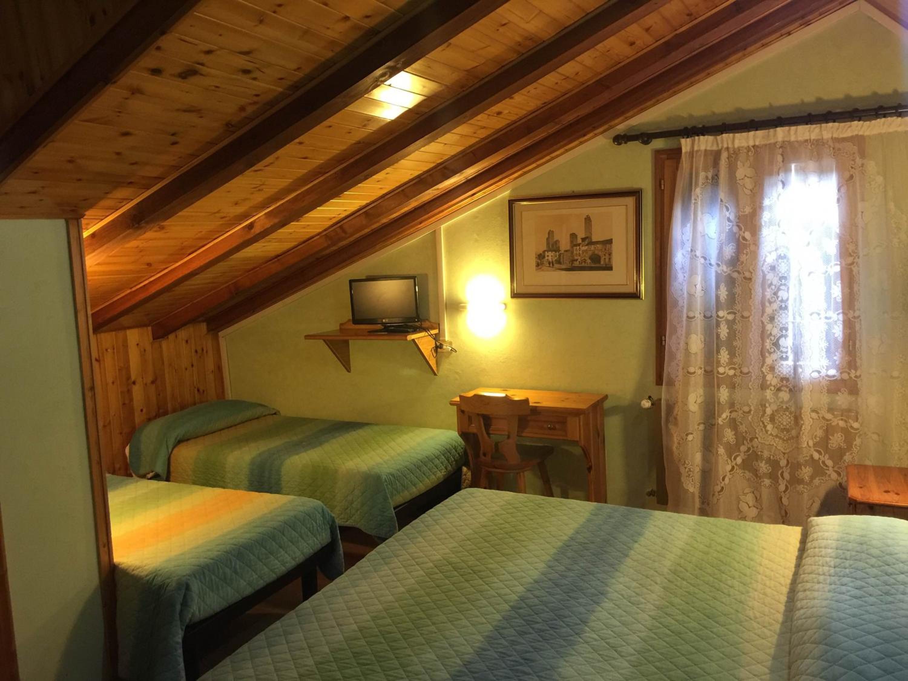 Economy Triple Room - Photo 6