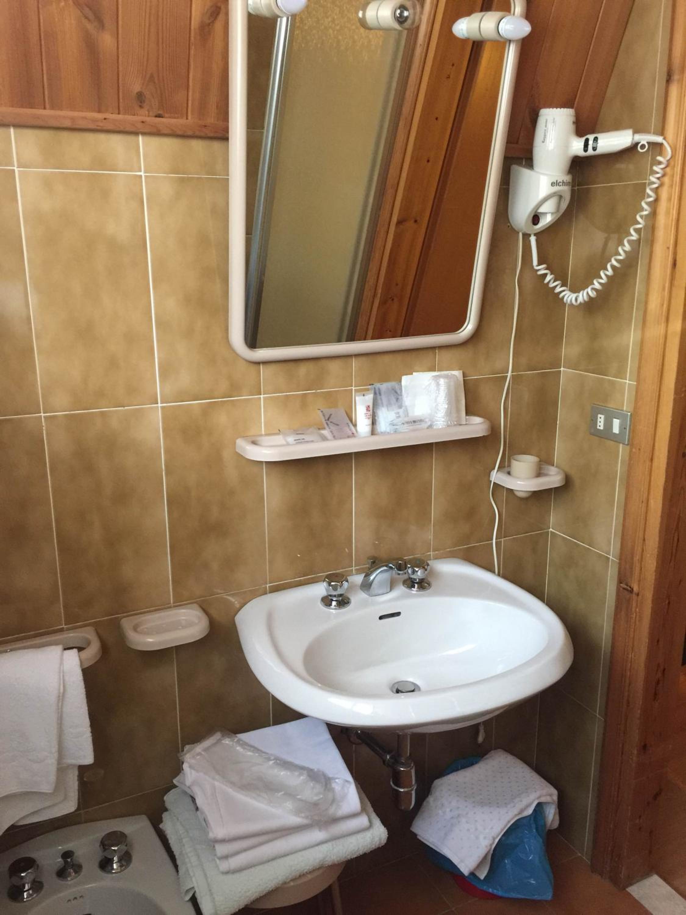 Economy Triple Room - Photo 7