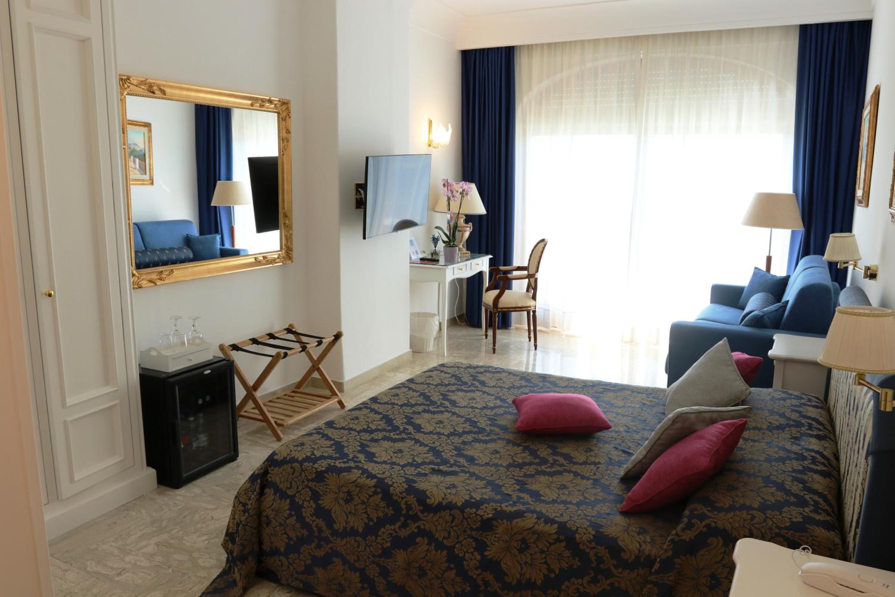 Suite with Pool View - Photo 3