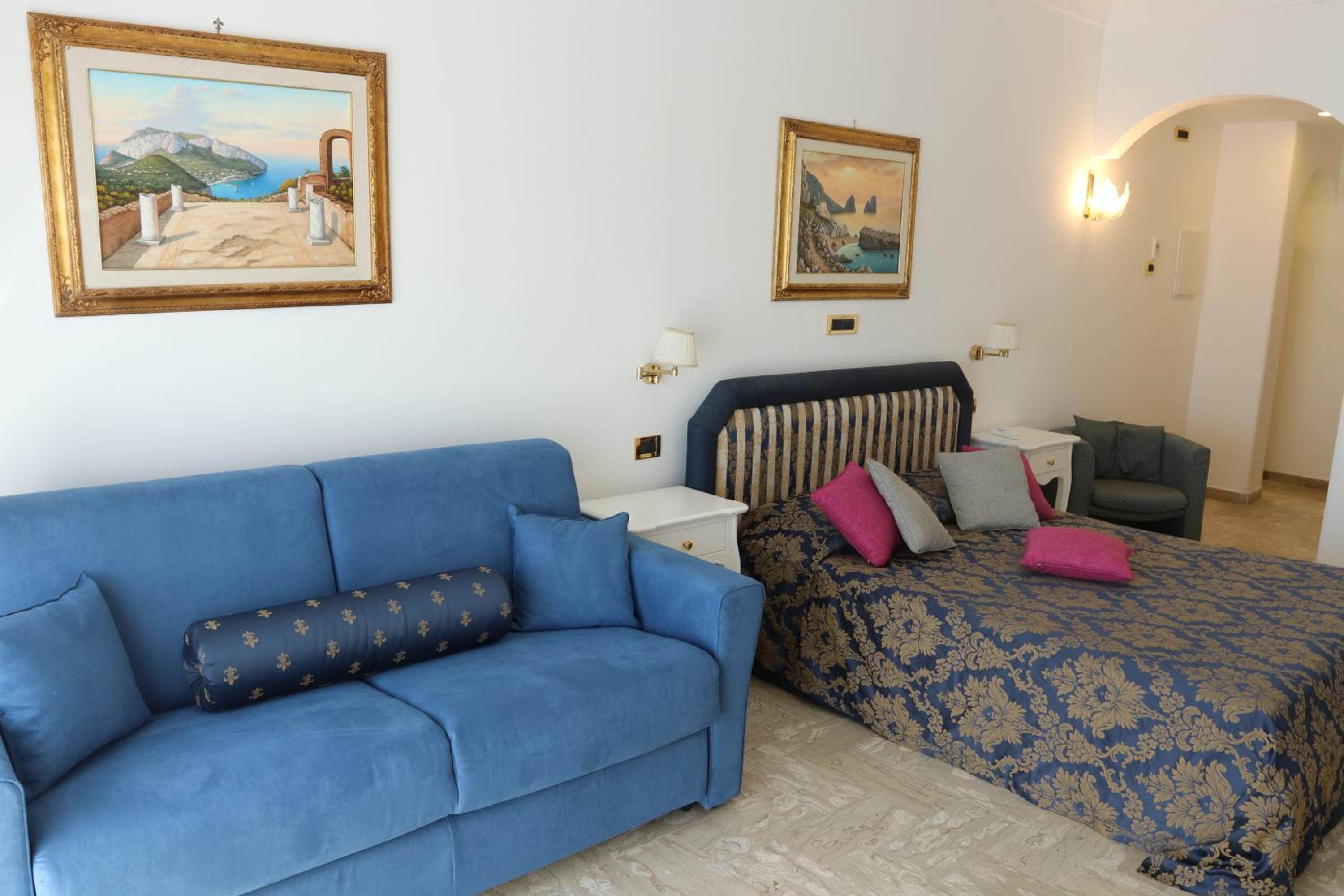 Suite with Pool View - Photo 2