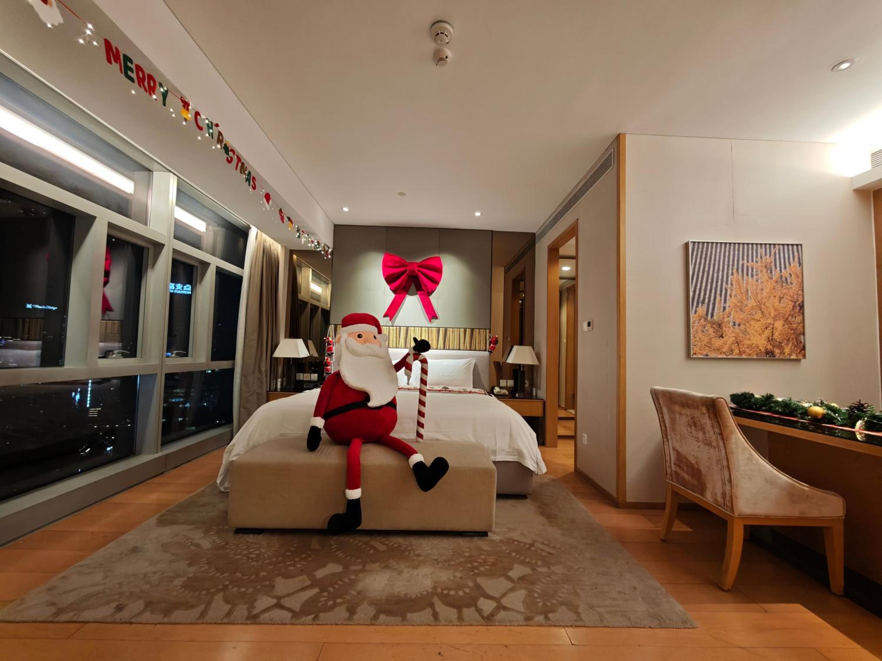 Christmas King Room thumbnail 5