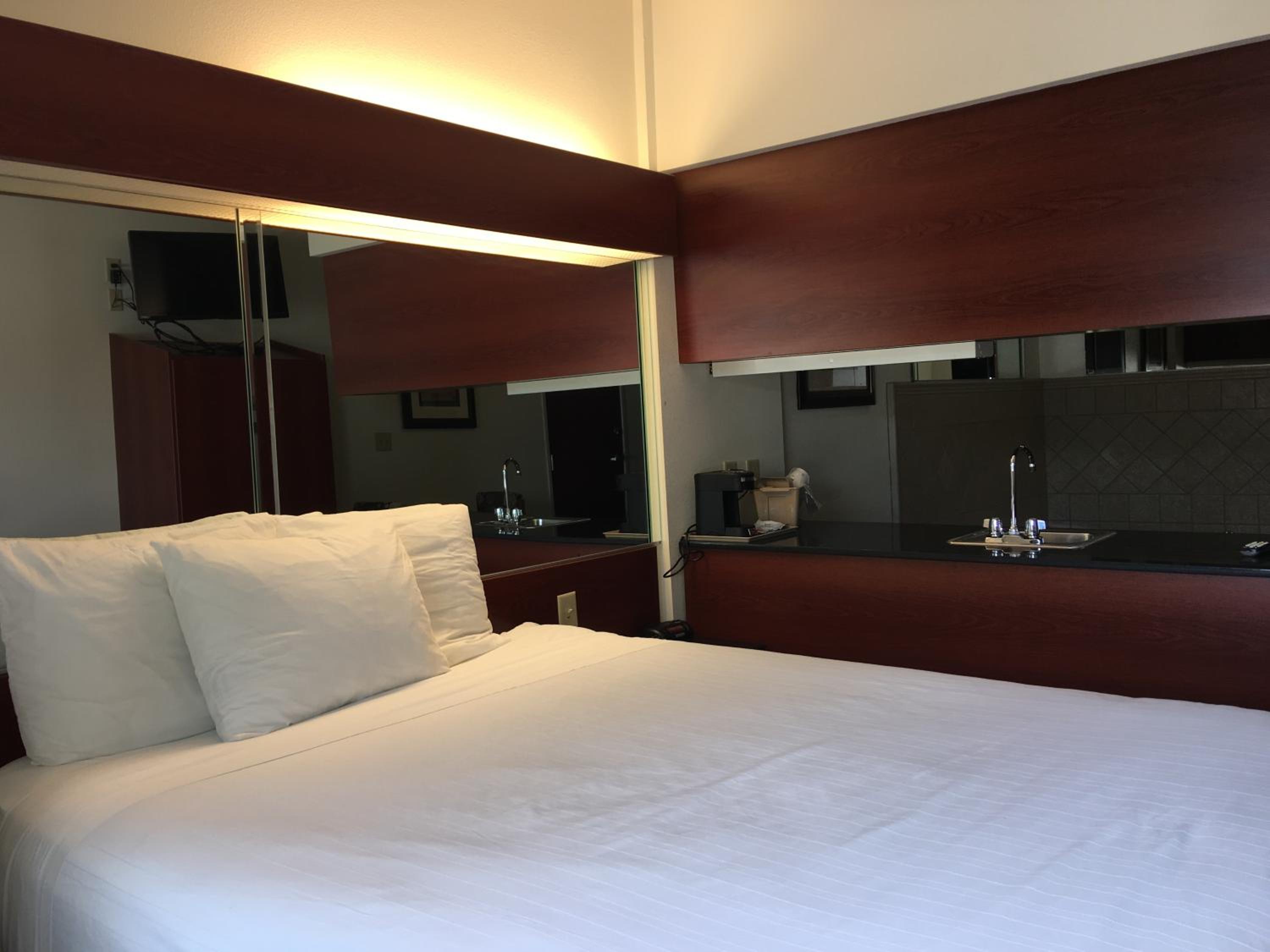 Queen Suite - Non-Smoking - Photo 1