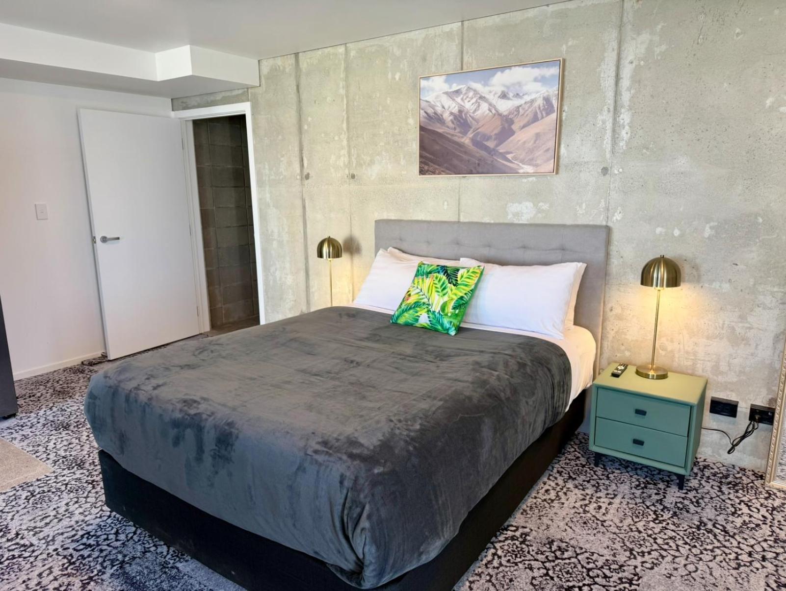 Deluxe Queen Suite