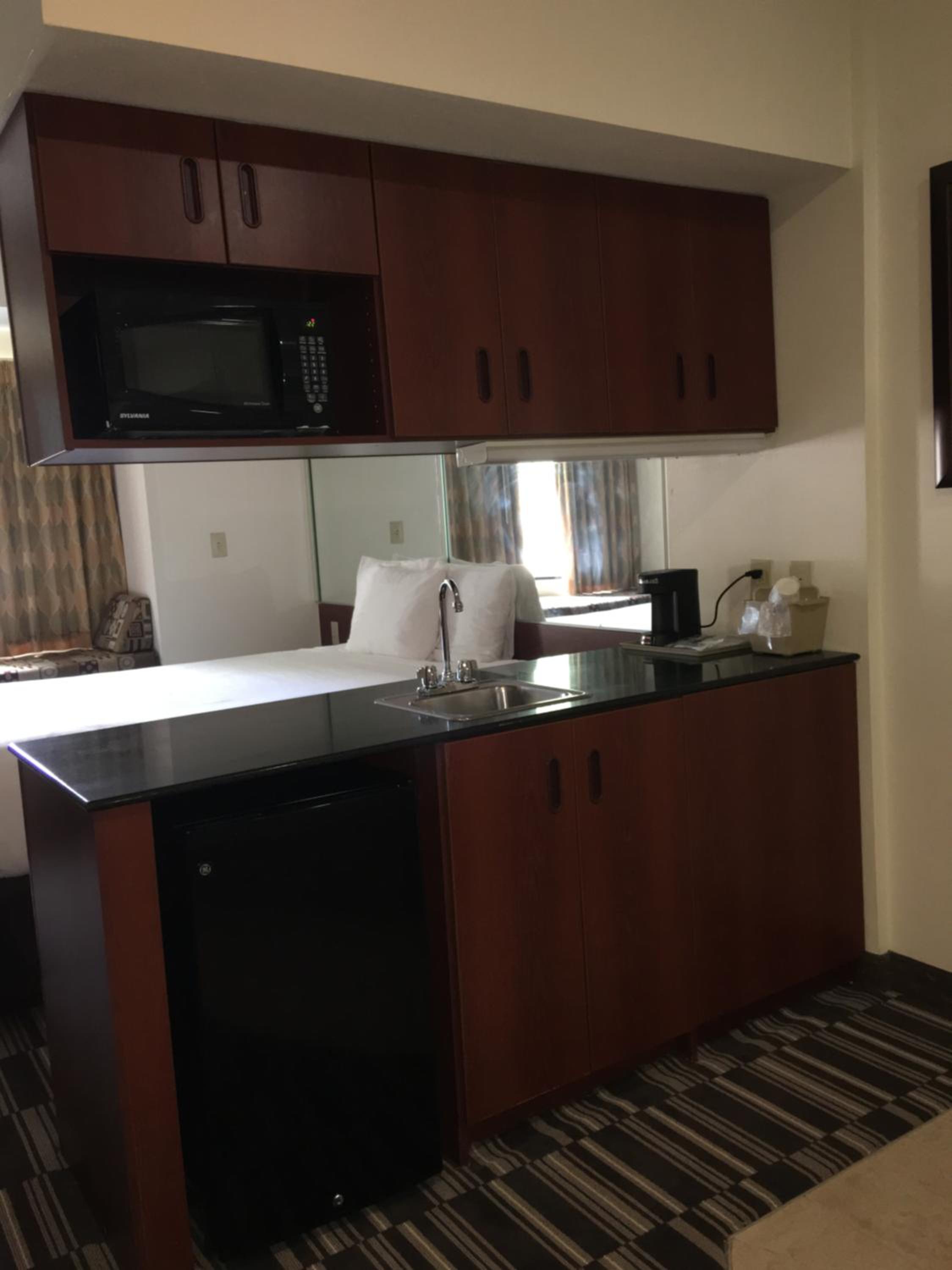 Queen Suite - Non-Smoking - Photo 3