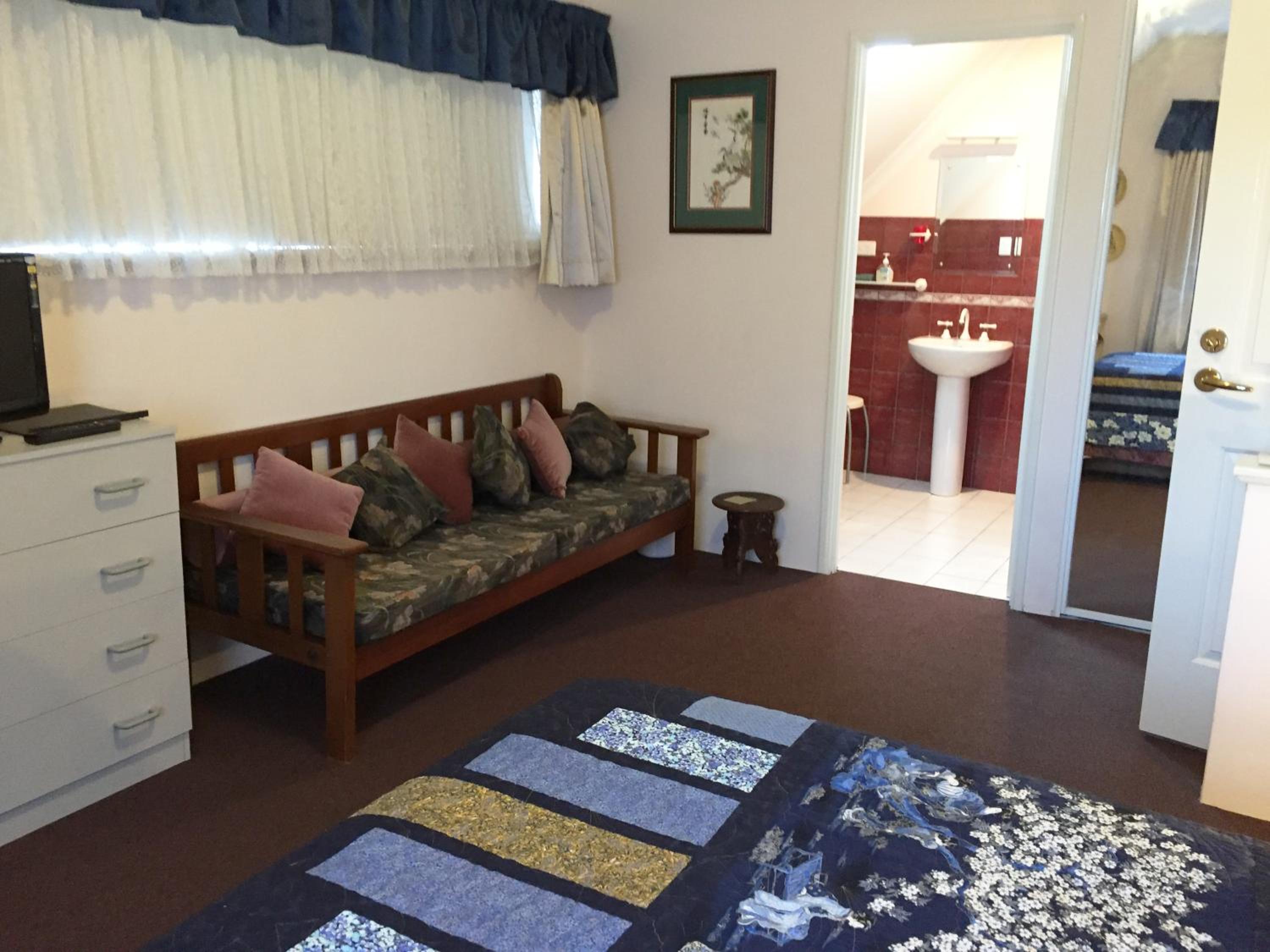 Large Single Room with Private Bathroom photo 2