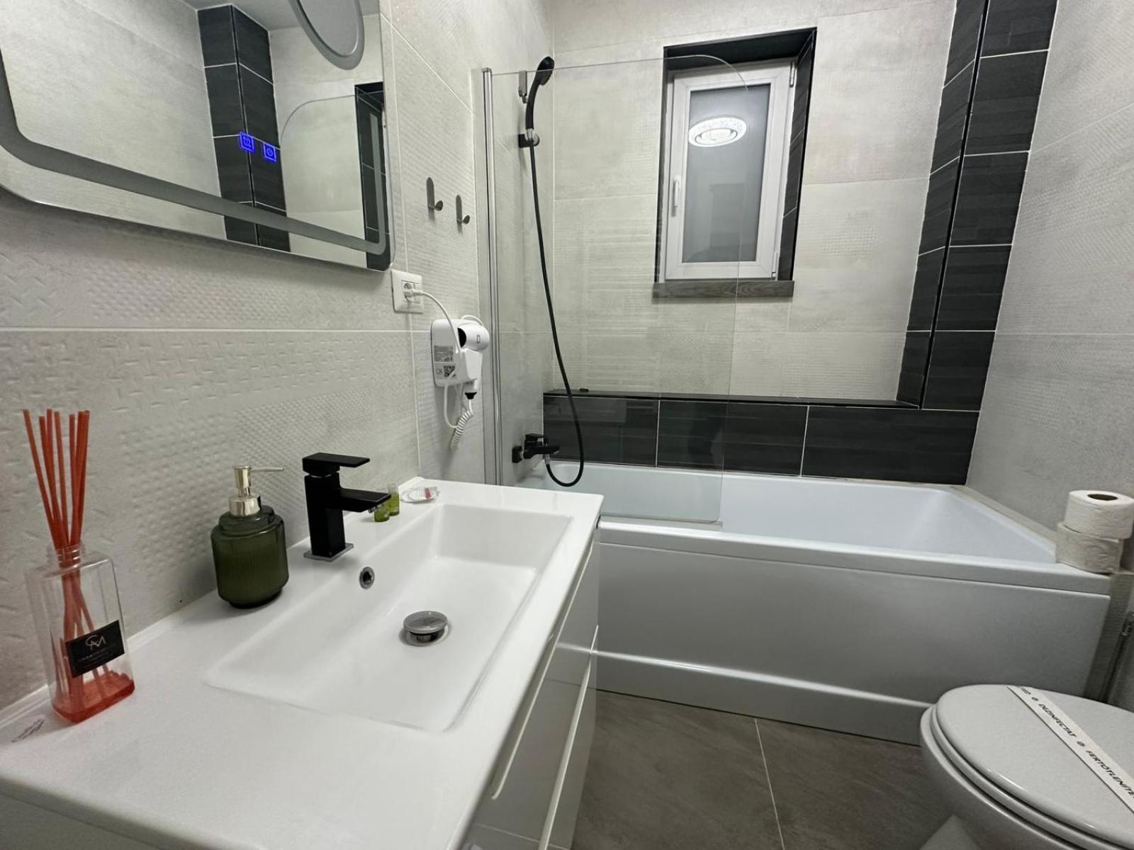 One-Bedroom Deluxe Apartment photo 2