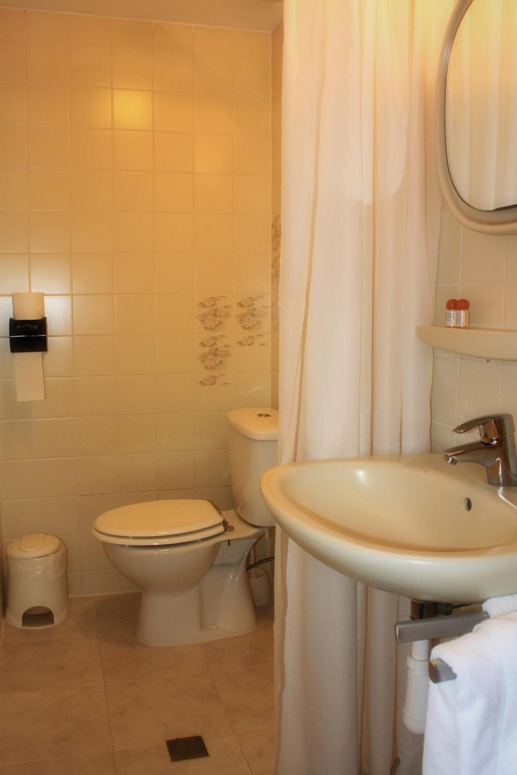 Standard Double Room - Photo 16