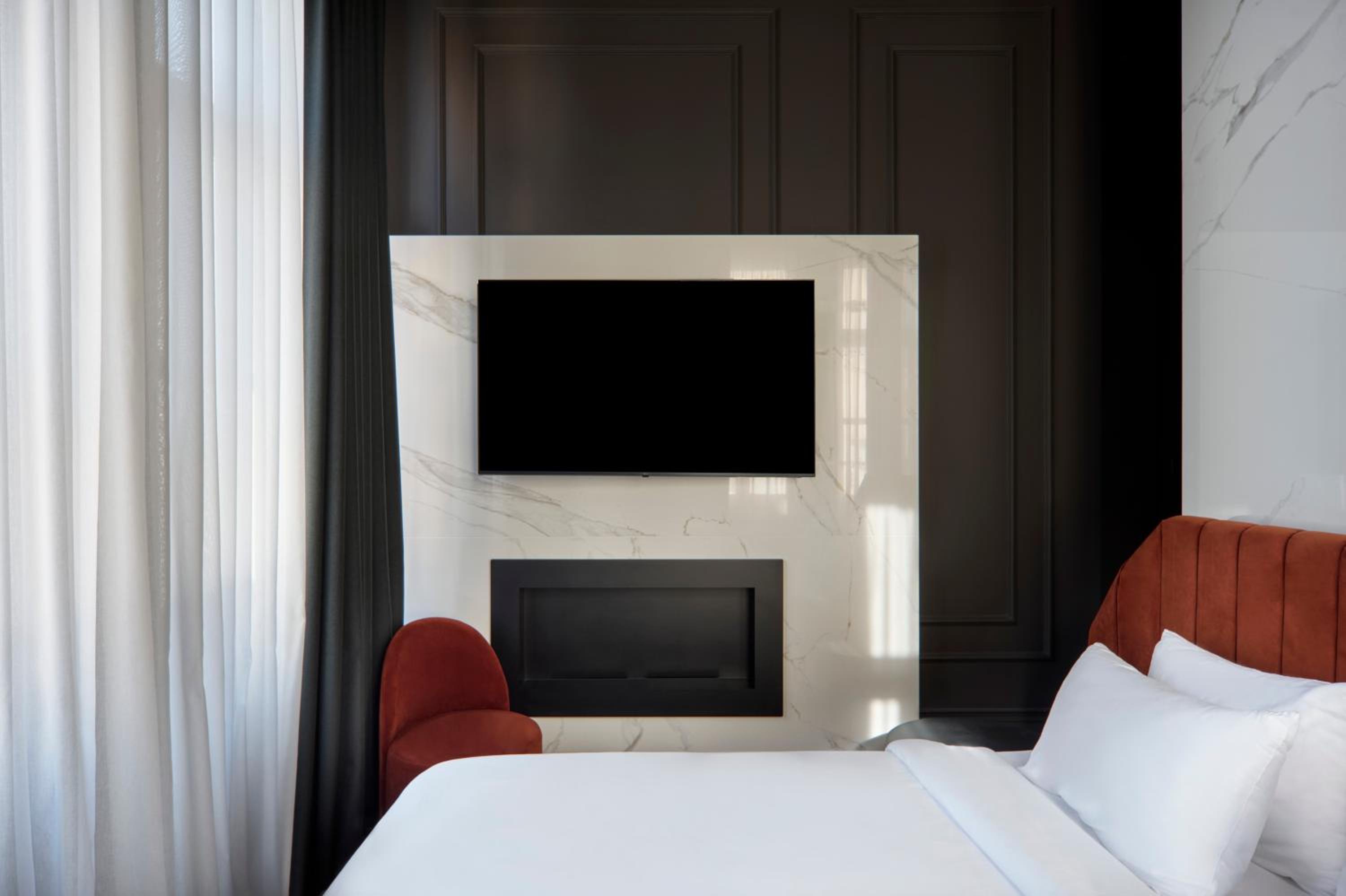 Deluxe Double Room with City View photo 2