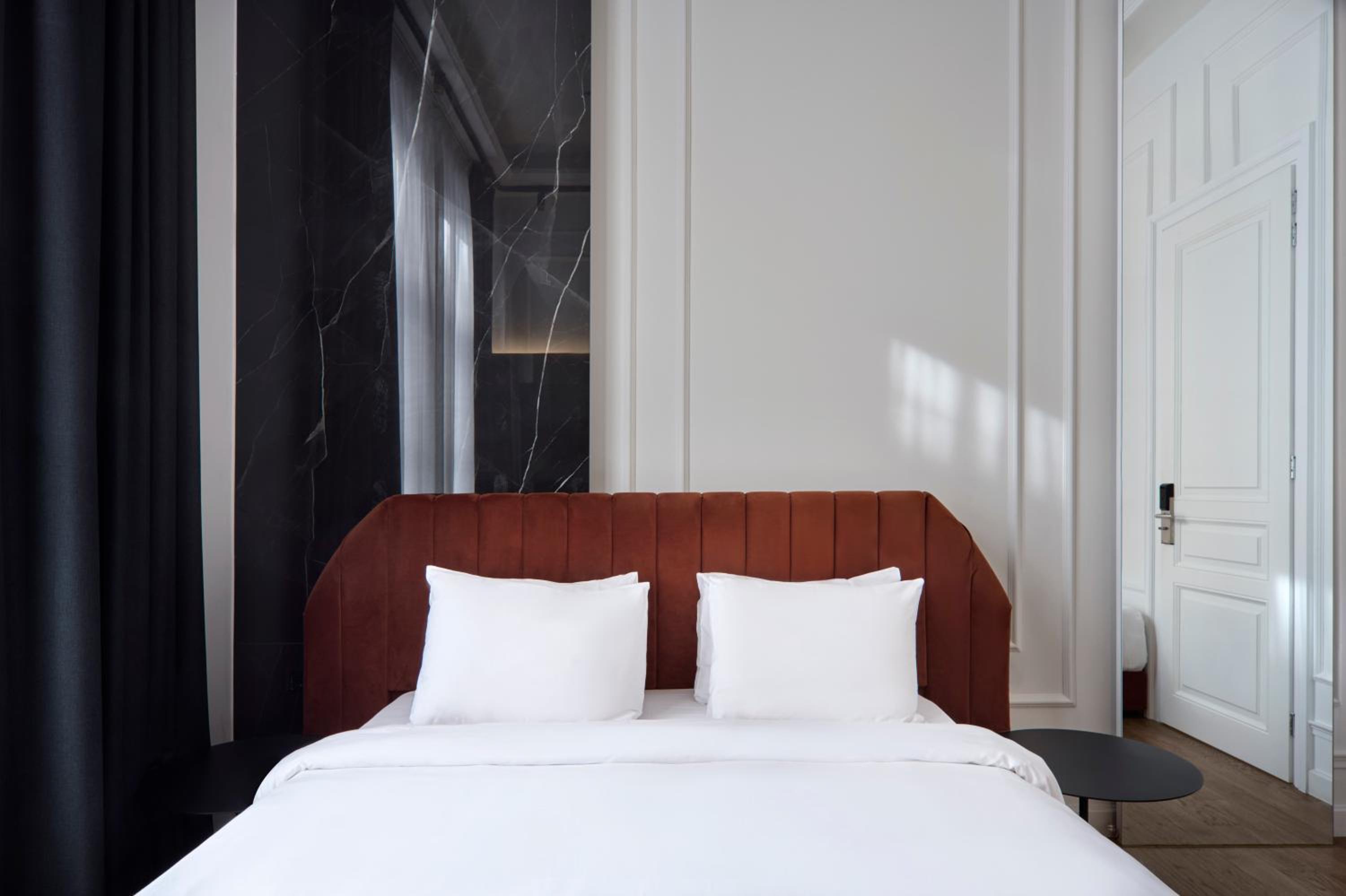 Deluxe Double Room with City View photo 3