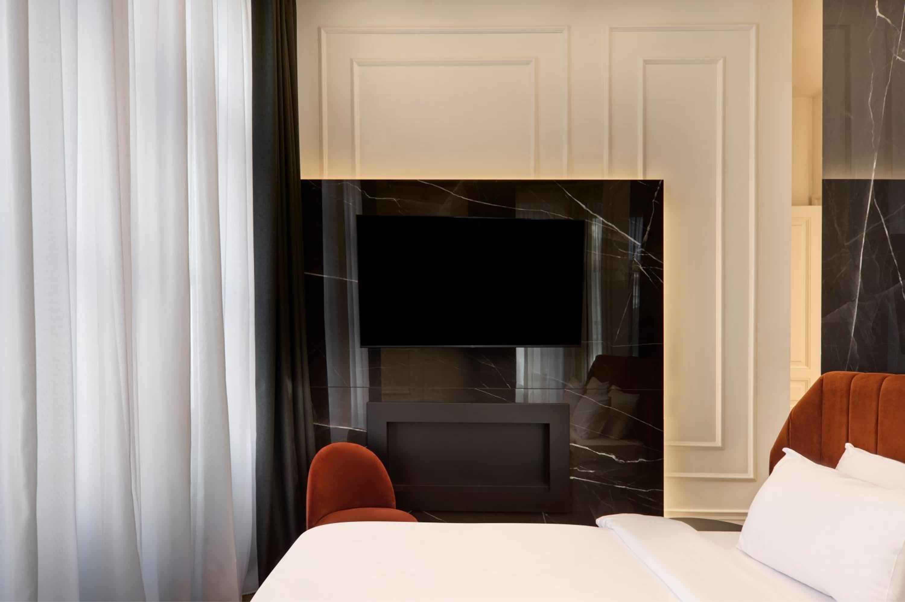 Deluxe Double Room with City View photo 2