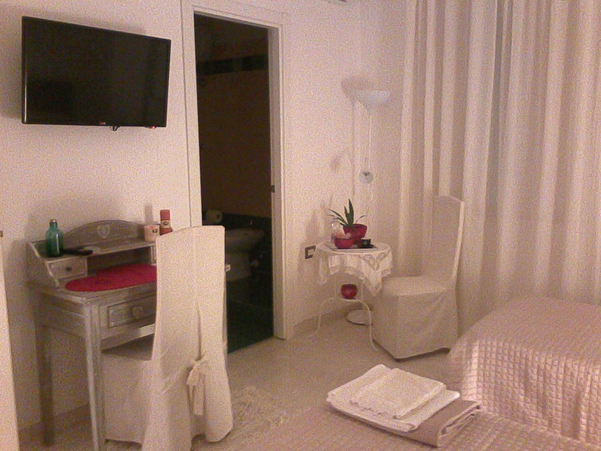 Twin Room - Photo 3