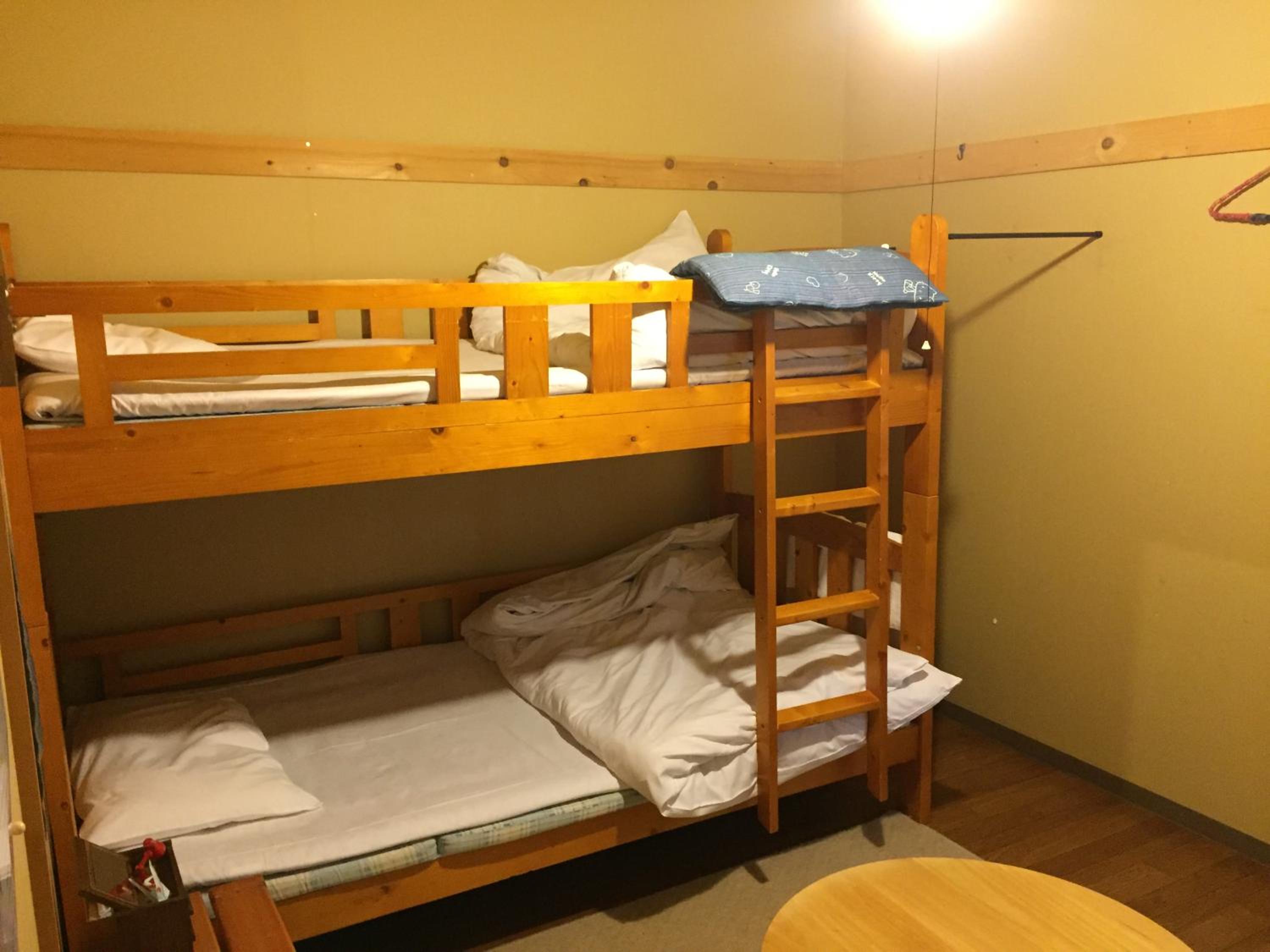双人间（双层床）和共用浴室