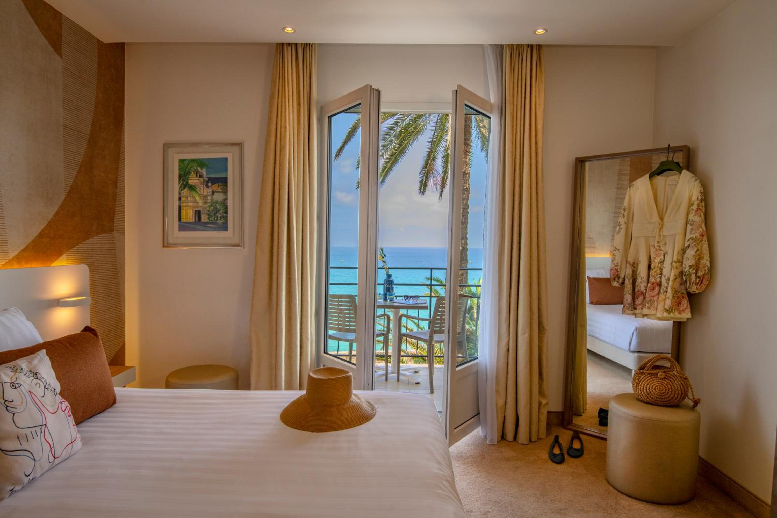 Junior Queen Suite with Sofa Bed, Balcony and Sea View - Non-Smoking