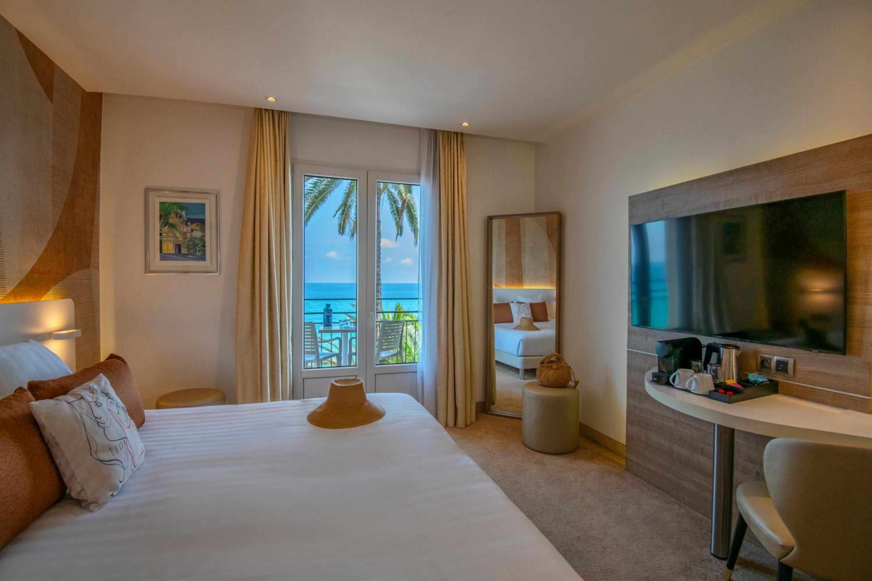 Junior Queen Suite with Sofa Bed, Balcony and Sea View - Non-Smoking, photo 6