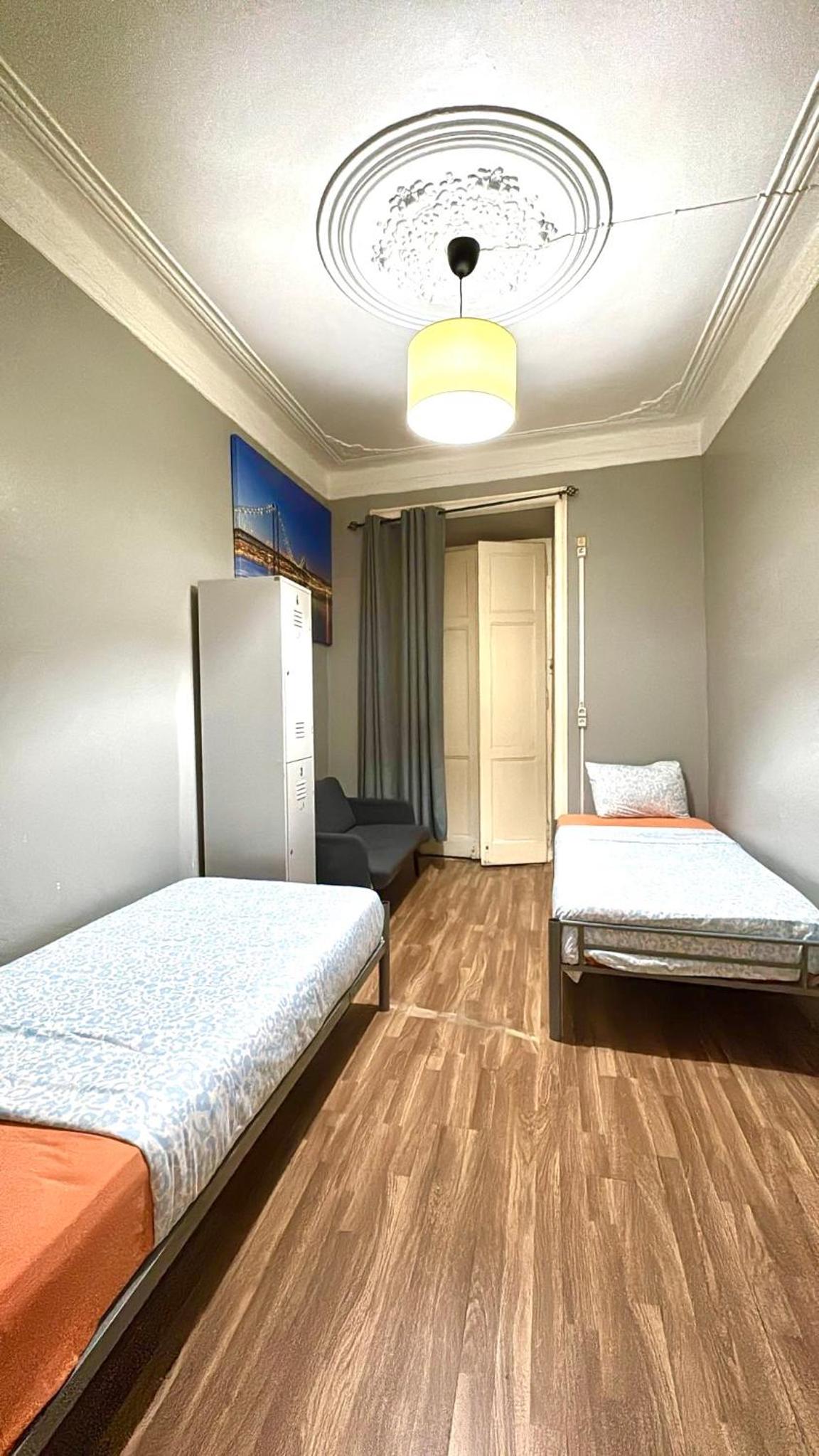 Large Twin Room - Photo 3