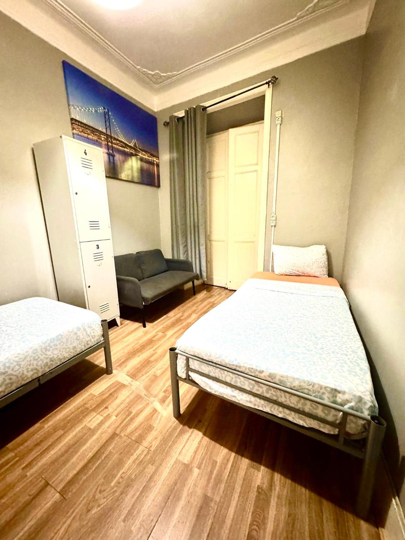 Large Twin Room - Photo 5