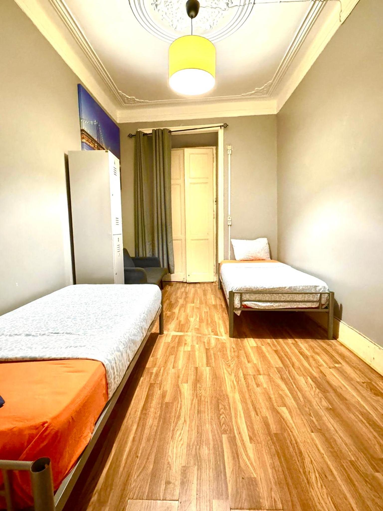 Large Twin Room - Photo 6