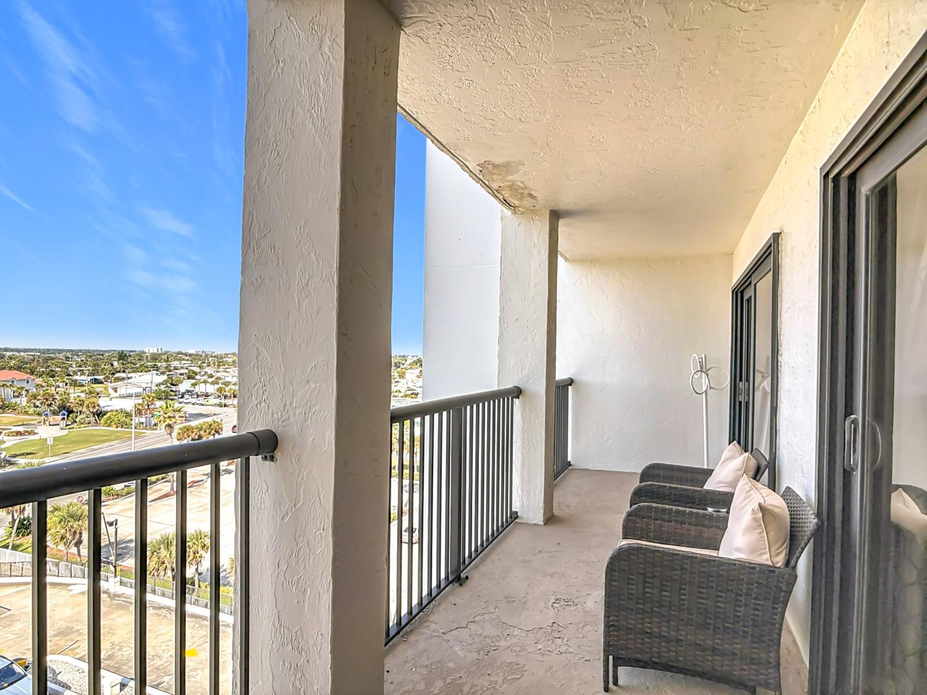 One-Bedroom Apartment with Balcony and Water View photo 2