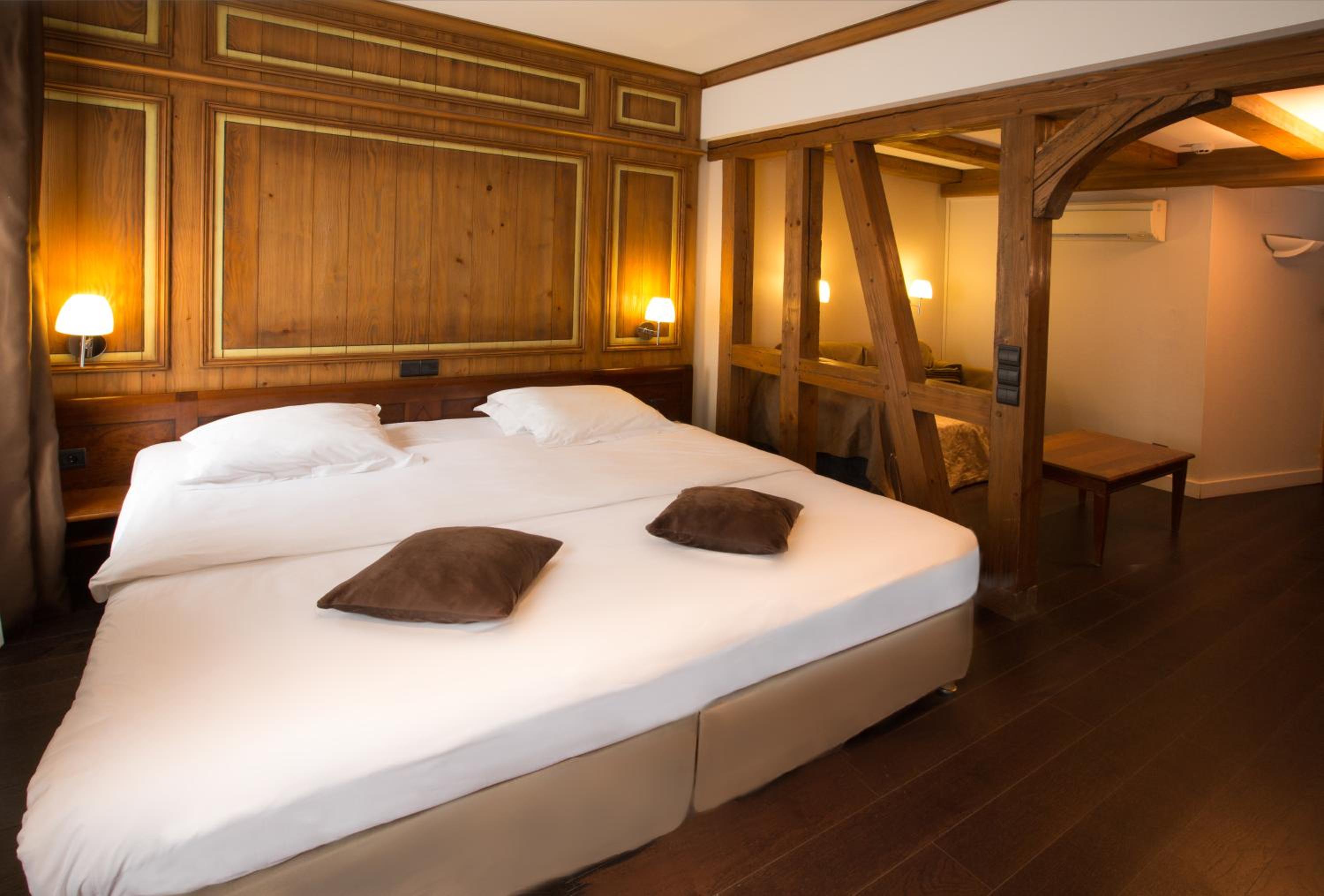 Deluxe Room thumbnail 6