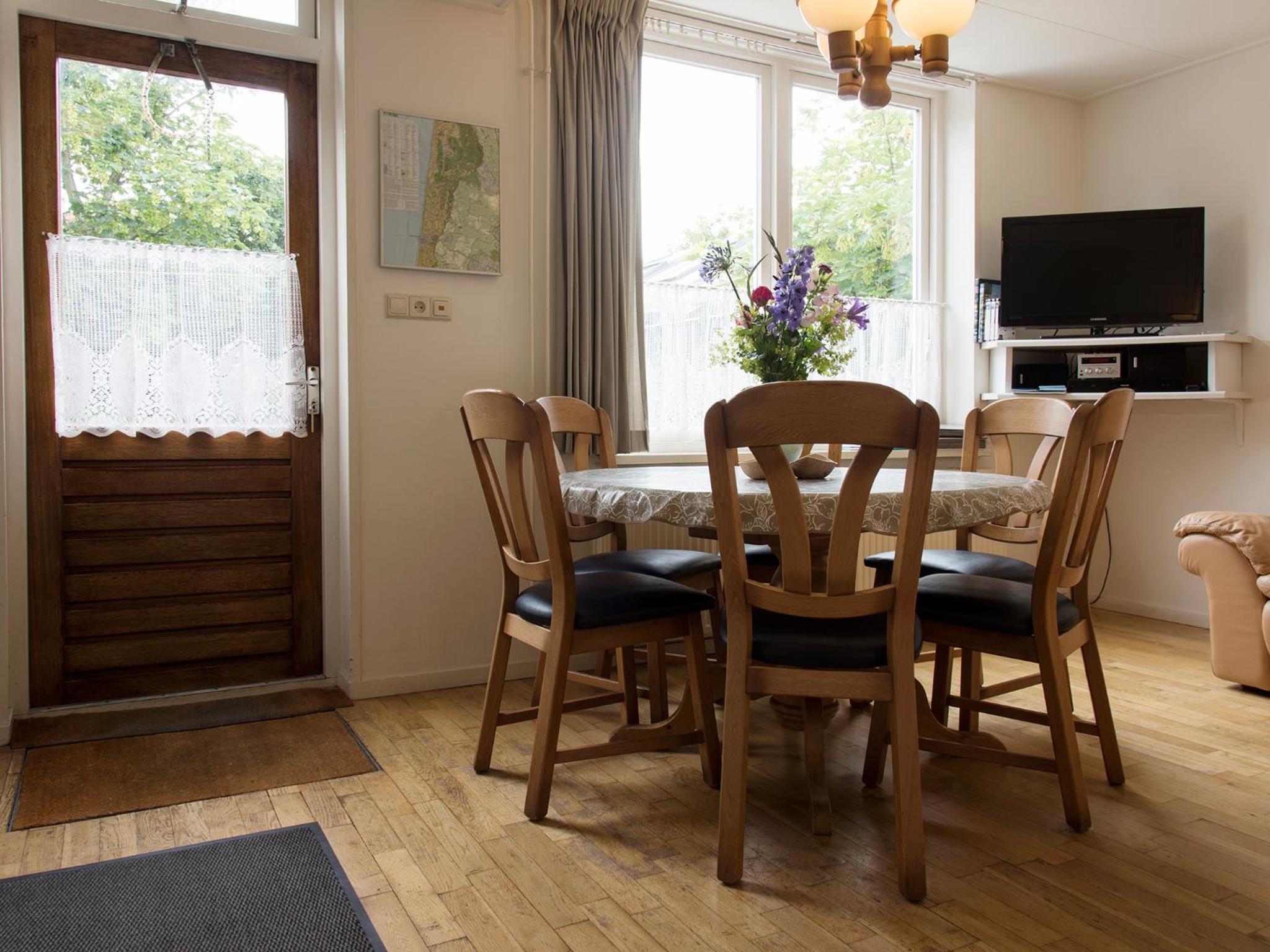 Six-Bedroom House photo 2