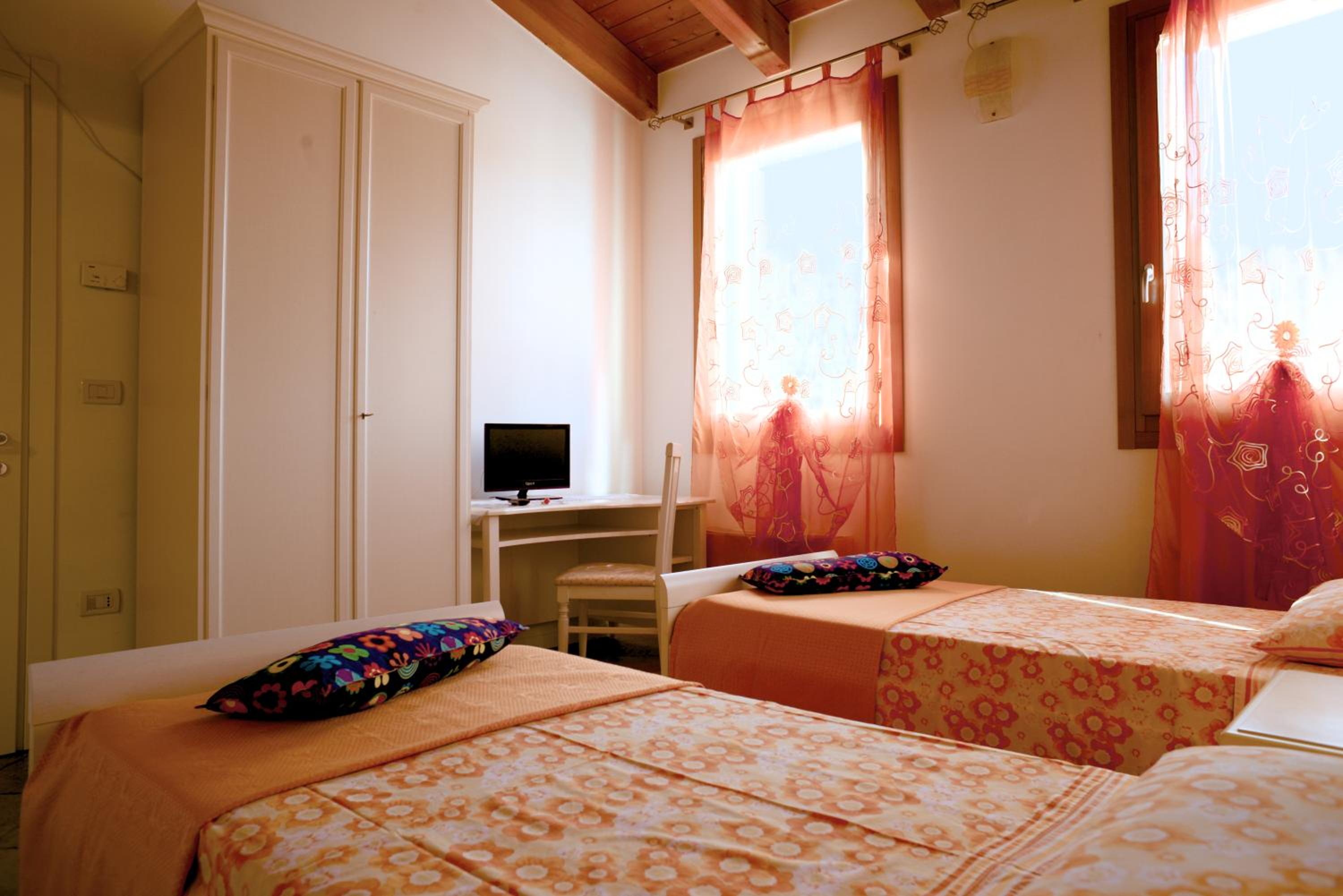 Large Twin Room photo 2