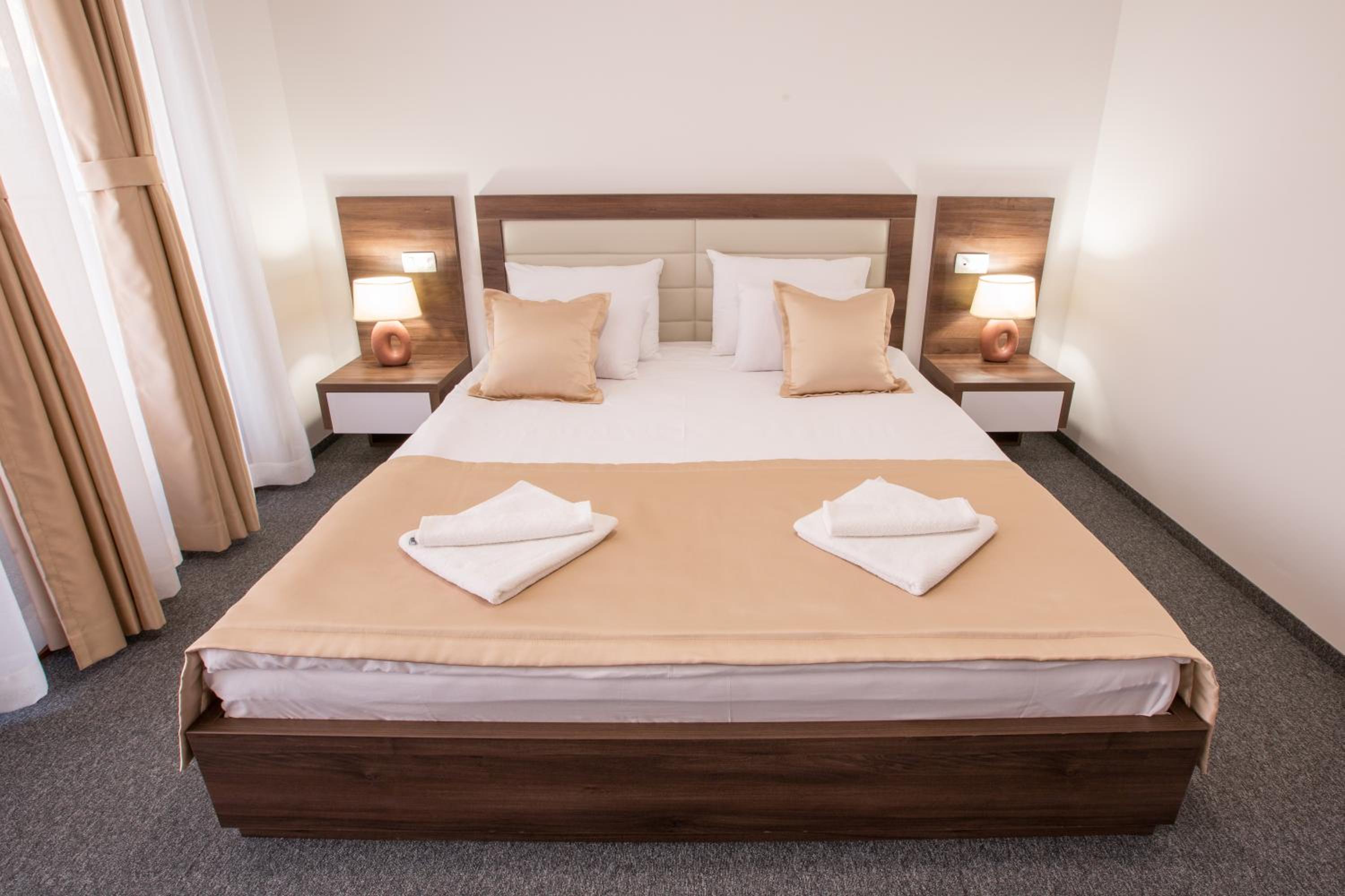 Deluxe Suite - Photo 2