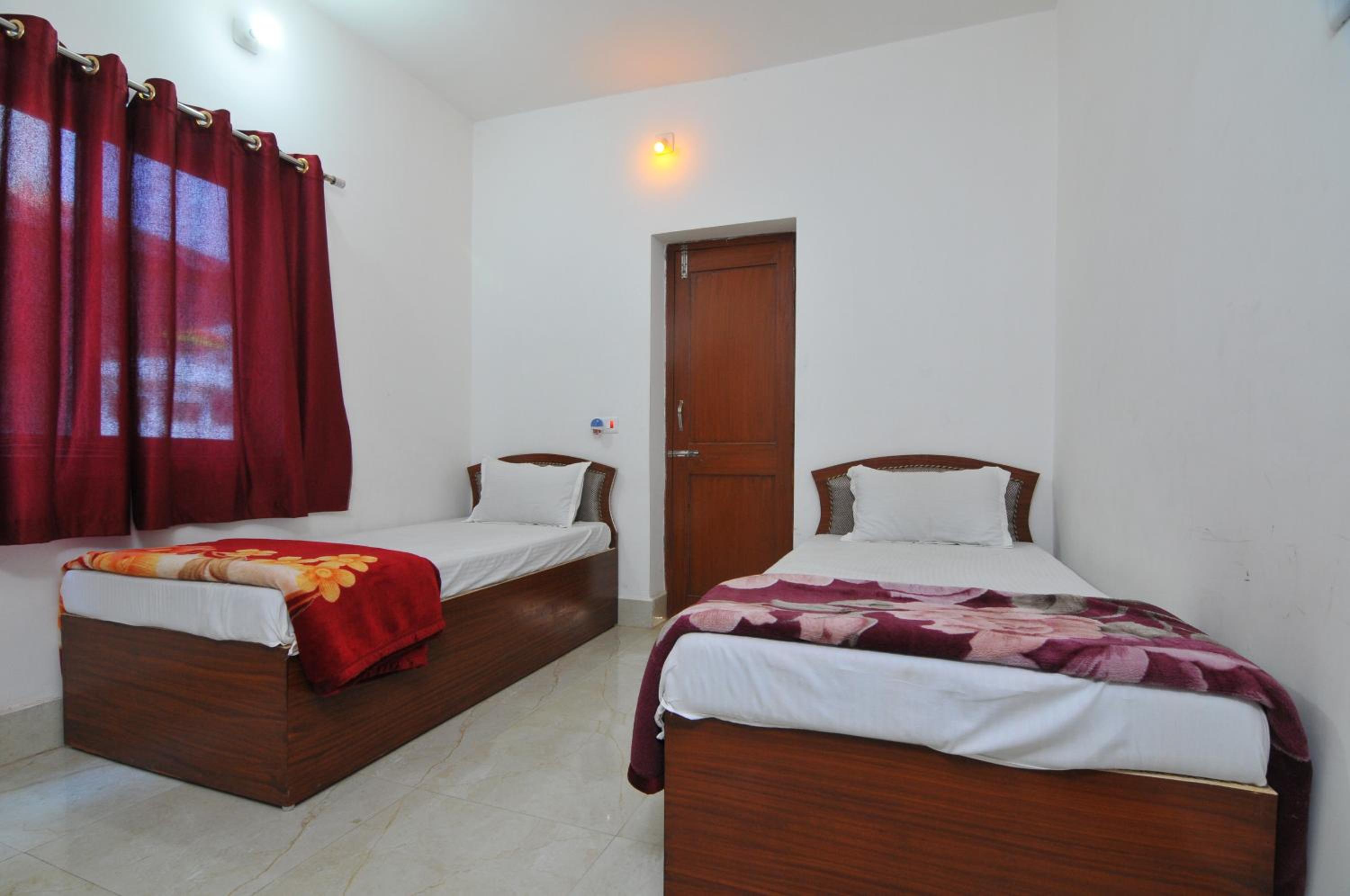 Standard Double Room with Fan - Photo 4