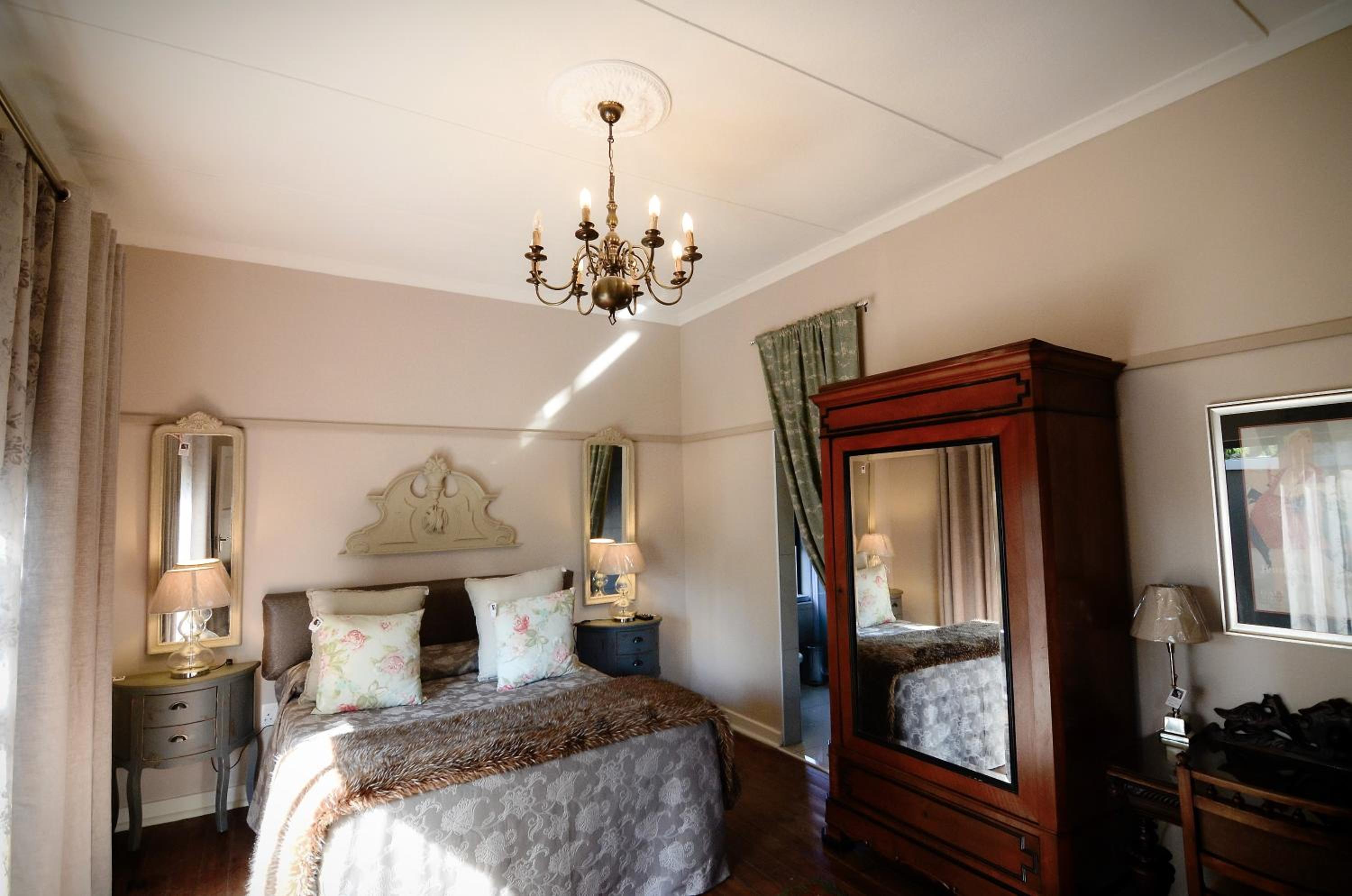 Standard Double Room - Photo 11