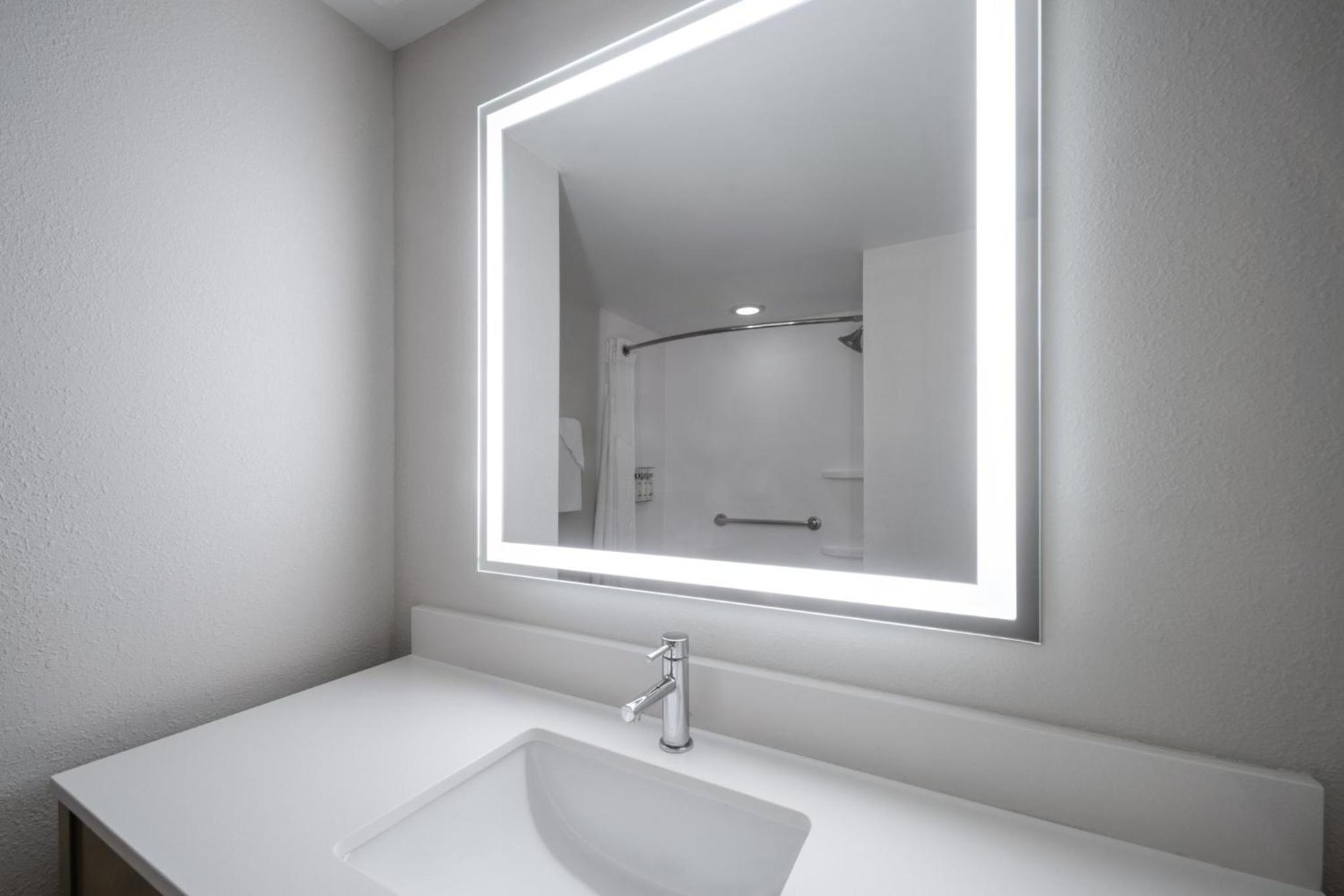 Standard Queen Room with Two Queen Beds and Walk-In Shower - Photo 2