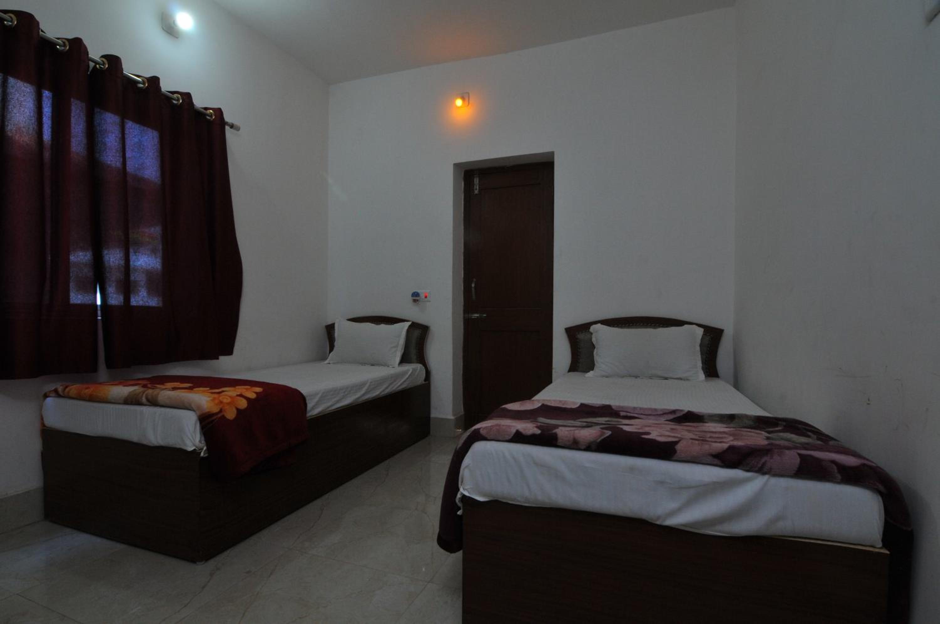 Standard Double Room with Fan - Photo 3