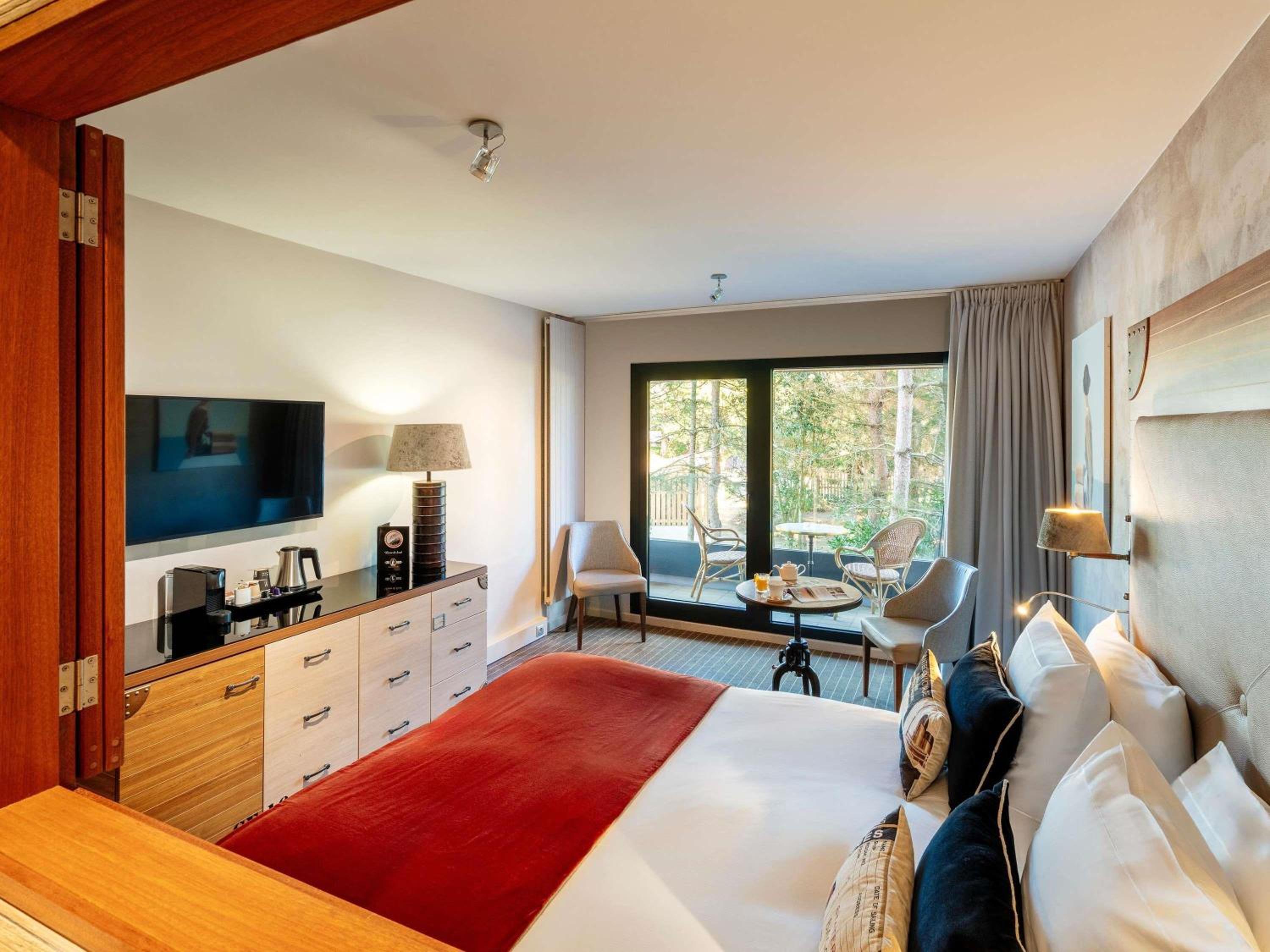 Superior Room with One Queen-Size Bed and Balcony - Pine Forest Side photo 2
