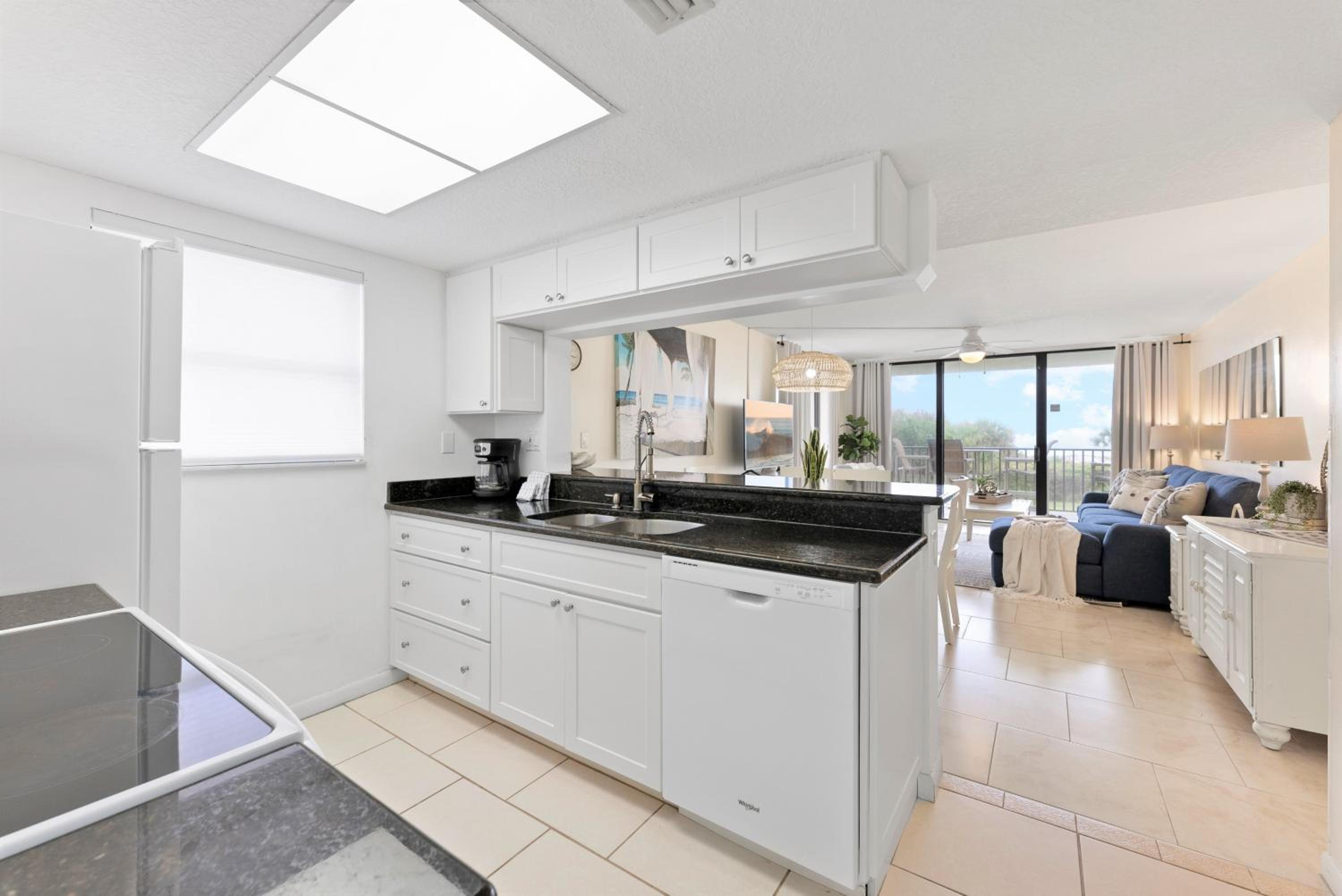 Two-Bedroom Apartment with Sea ViewCorner Two-Bedroom Apartment - Oceanfront - Unit 201 photo 2