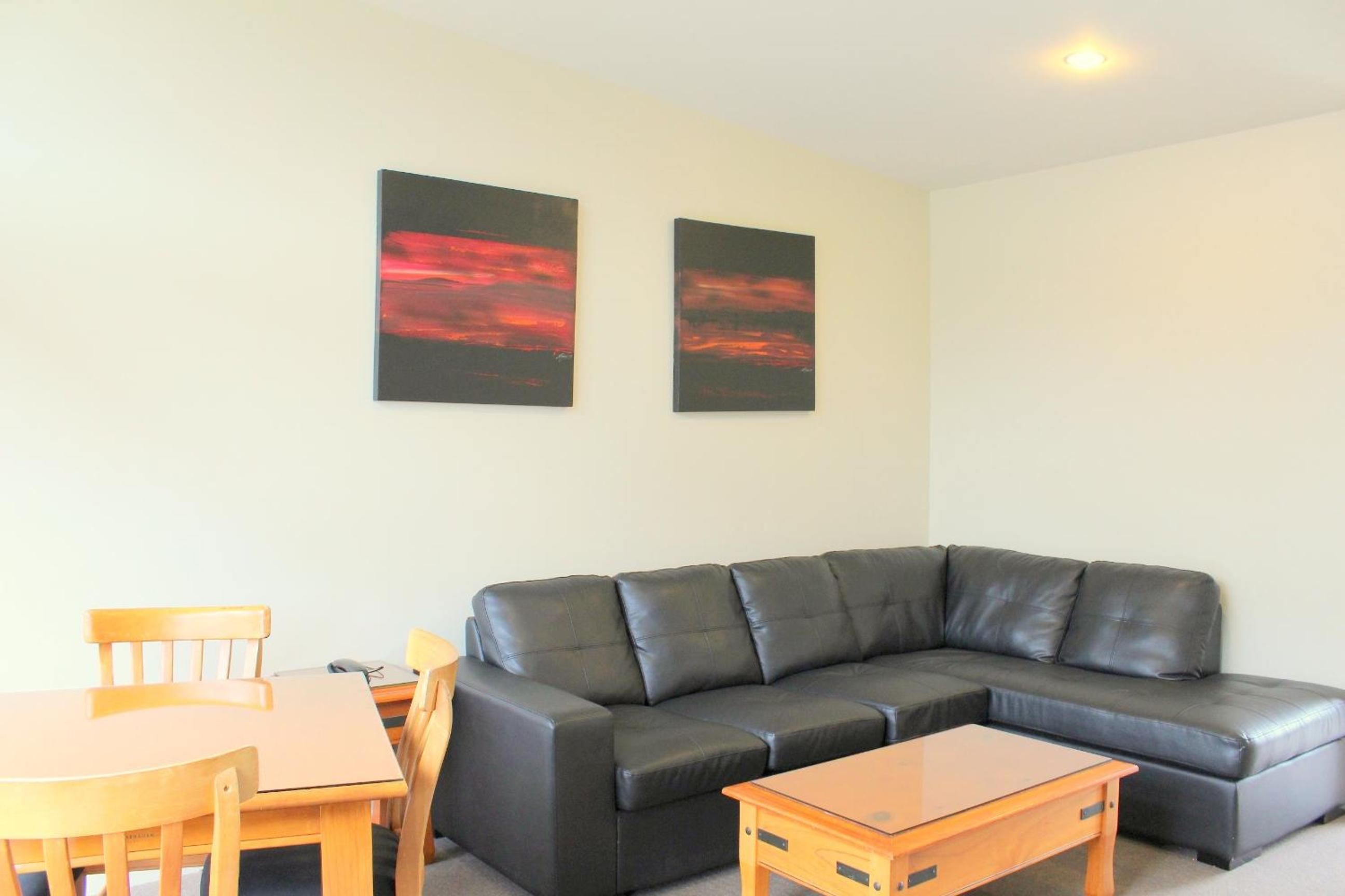 Two-Bedroom Apartment with Mountain View - Photo 2