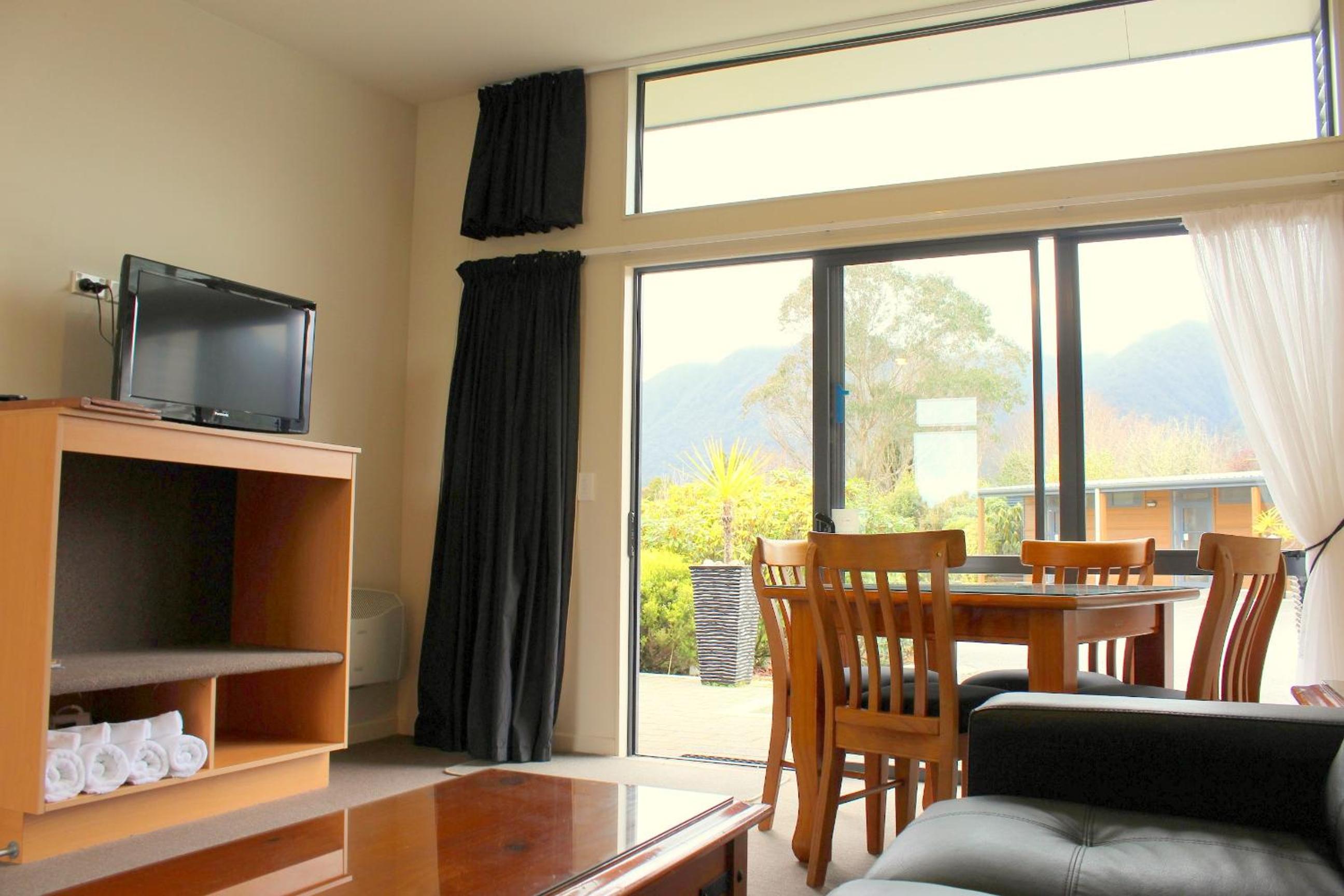 Two-Bedroom Apartment with Mountain View - Photo 4
