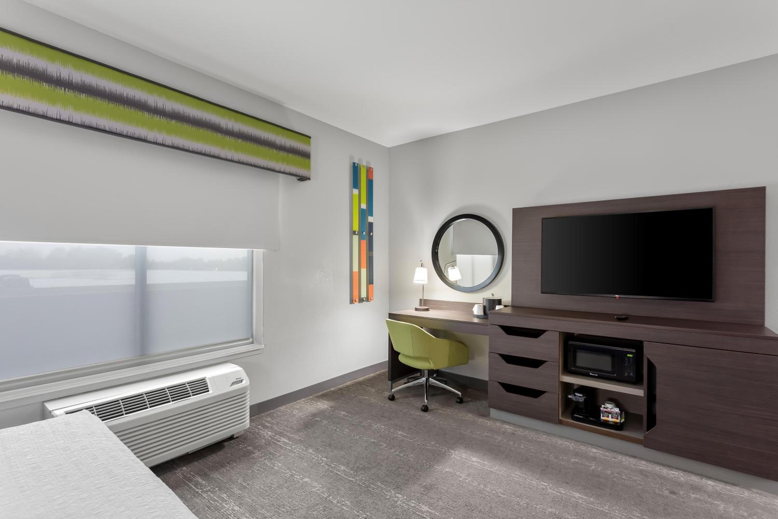Queen Room with Two Queen Beds and Bath Tub - Mobility Access - Photo 4