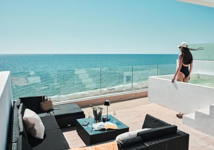 Casa de 4 dormitorios con vista mar y piscina climatizada.