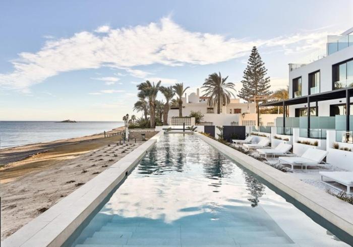 Casa de 2 dormitorios con vista mar y piscina climatizada.