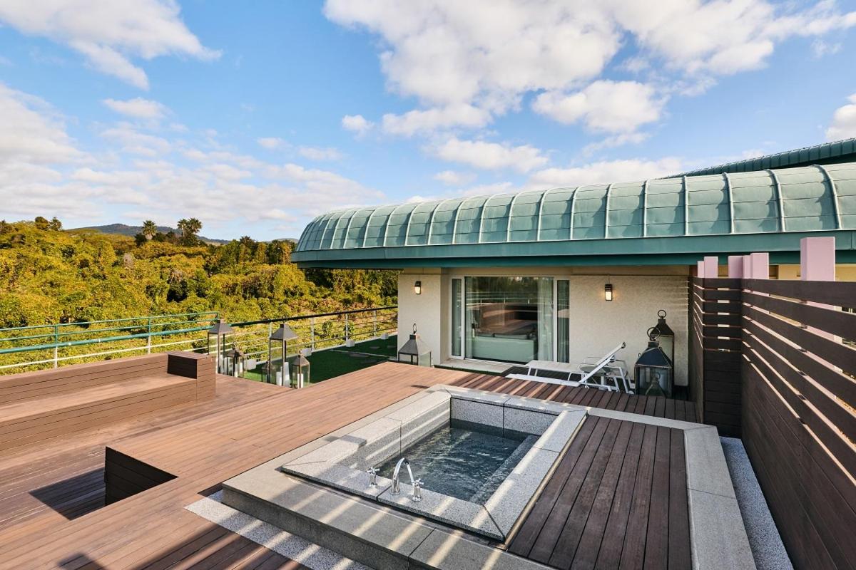 Luxury Suite Poolside View King + Breakfast for 2