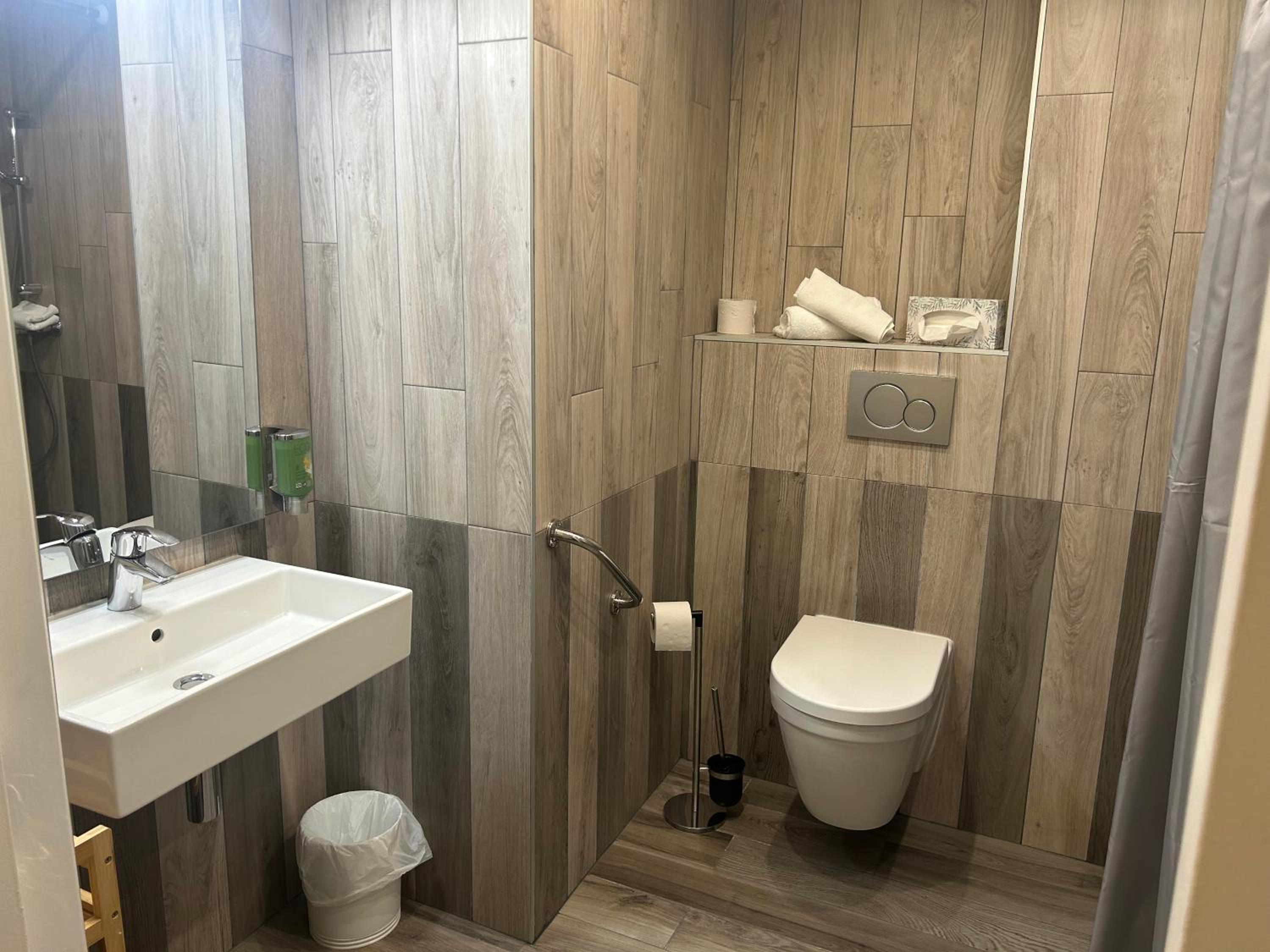 Double or Twin Room - Disability Access - Photo 4