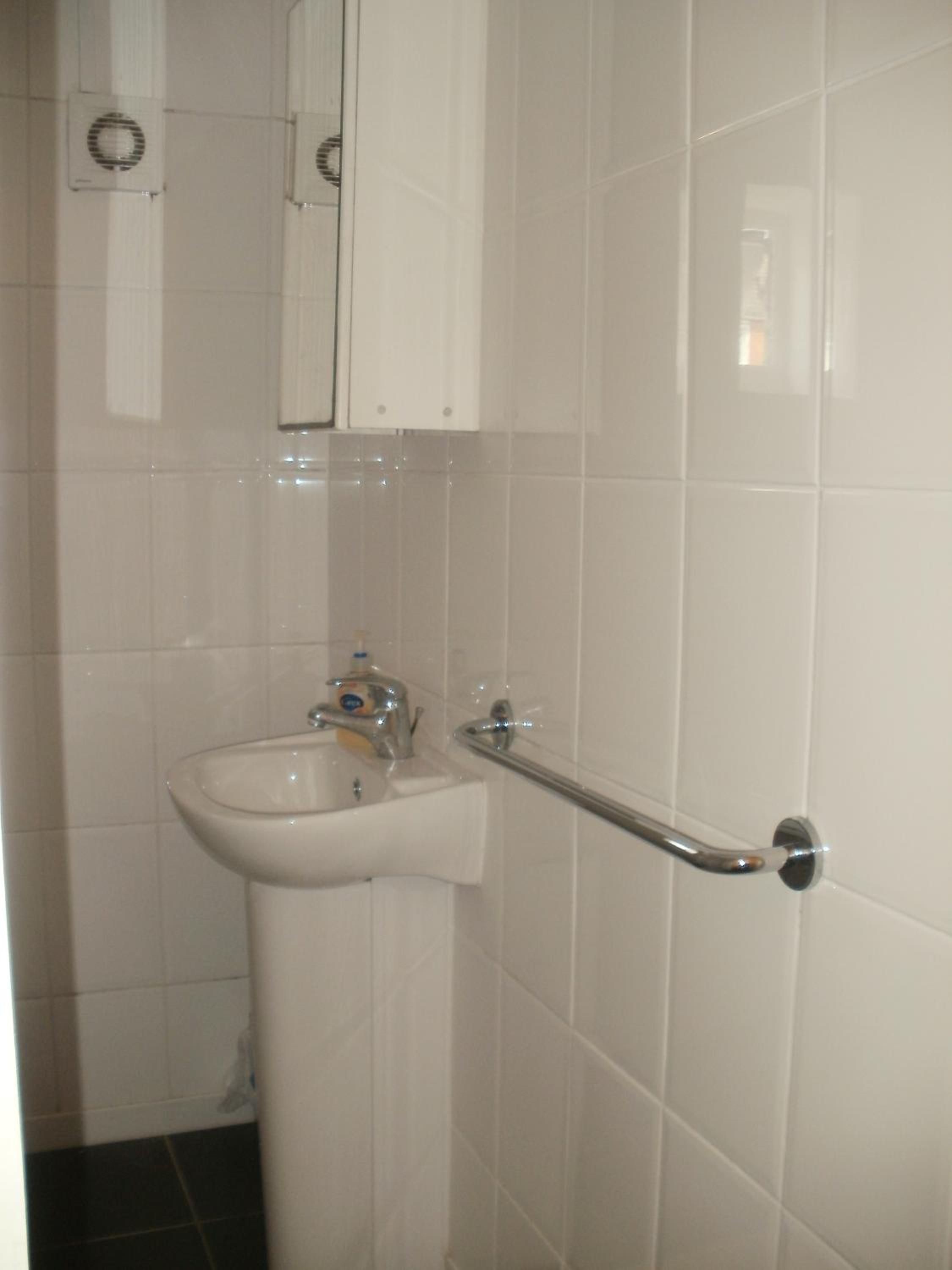 Twin Room with Shared Bathroom photo 3