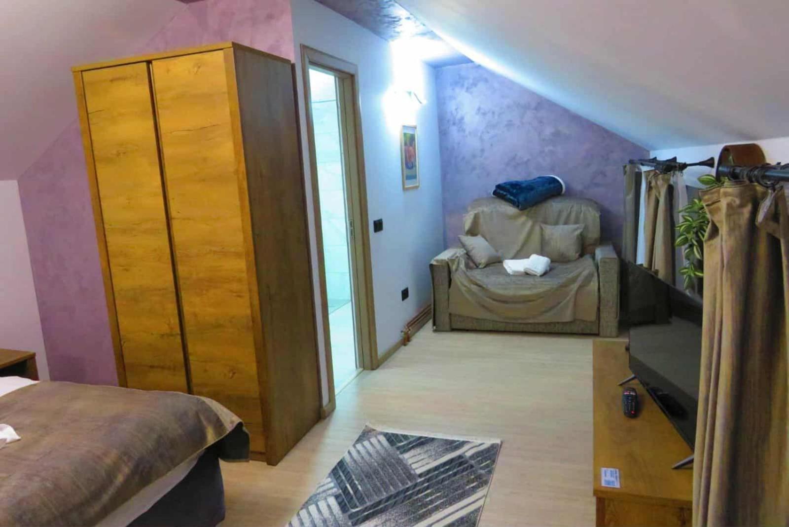 Family Room with Private Bathroom photo 2