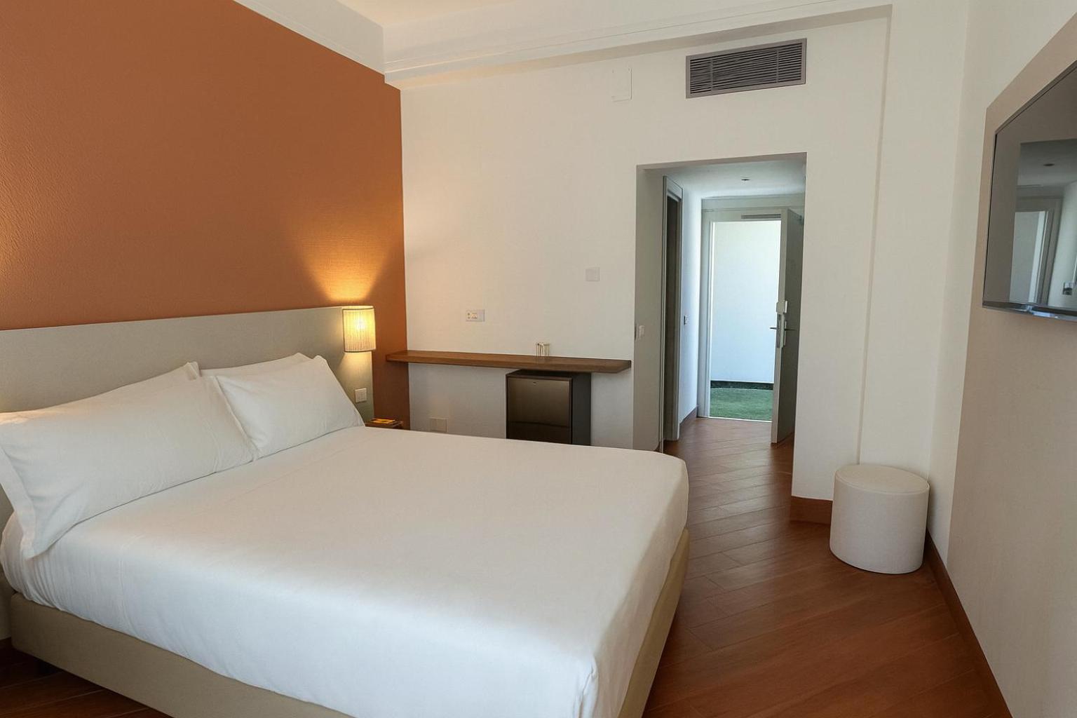 Basic Double or Twin Room - Photo 2
