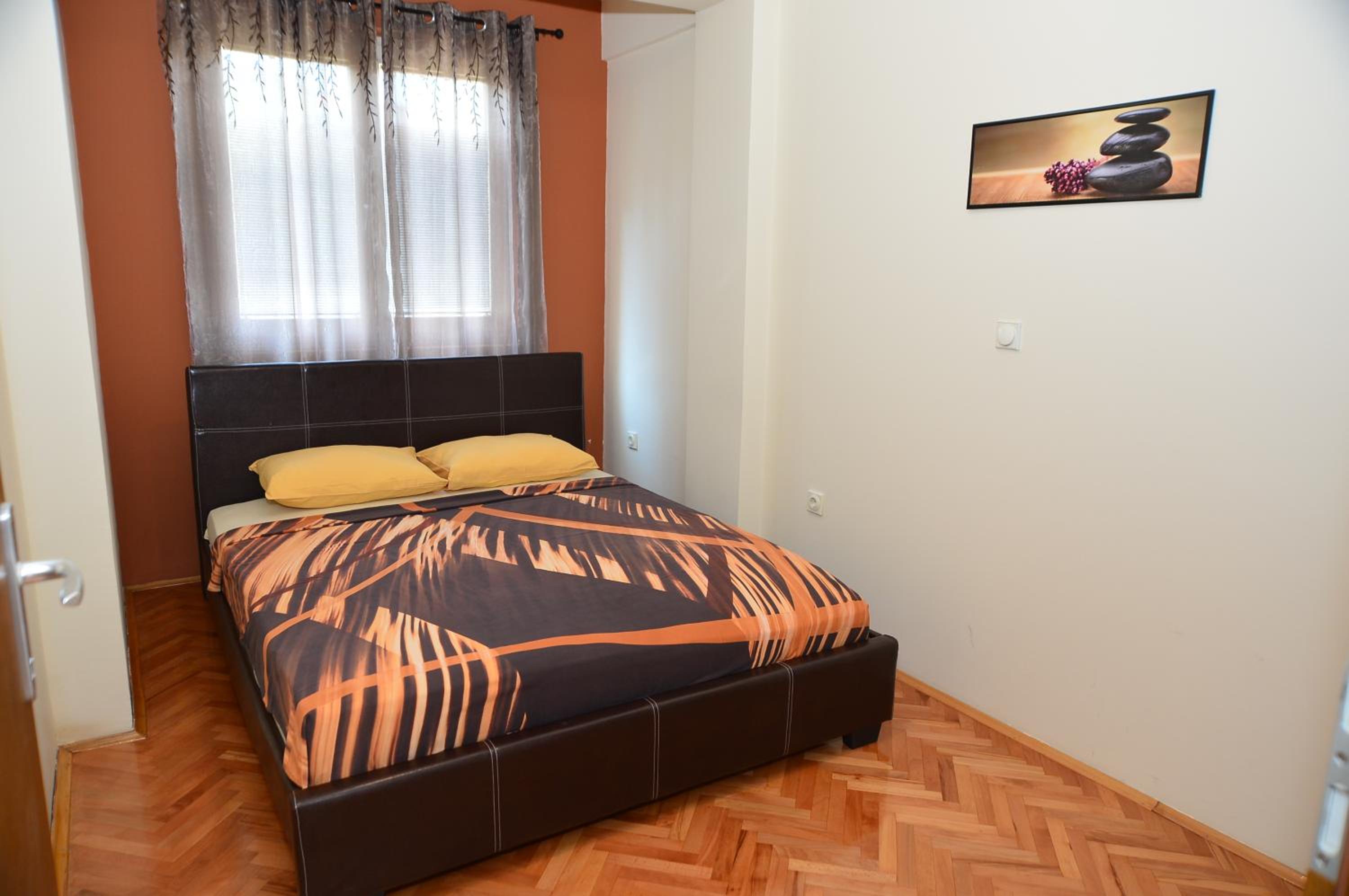 Luxury One-Bedroom Apartment 4 - Nikola Kljusev Str. - Photo 4
