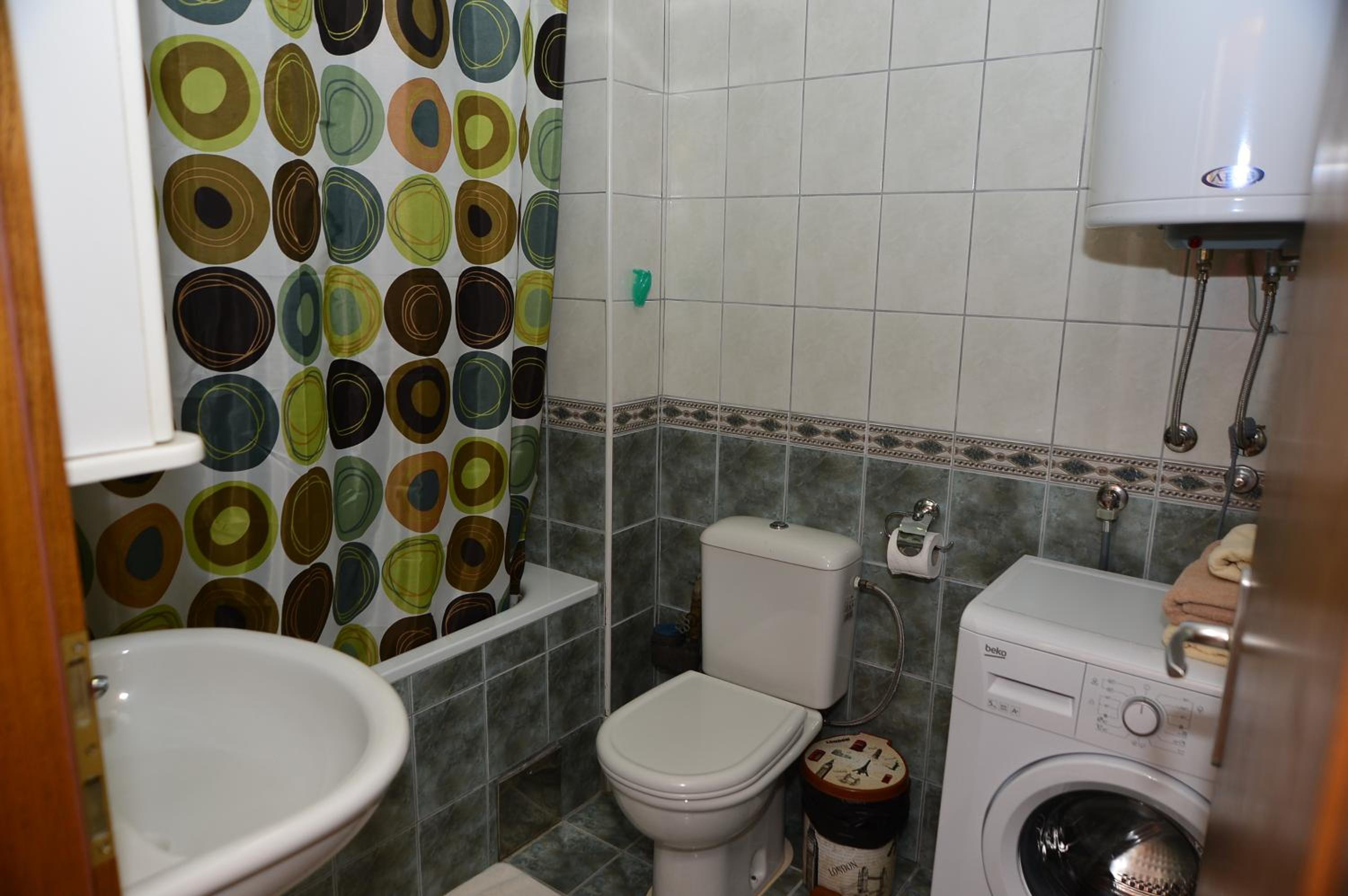 Luxury One-Bedroom Apartment 4 - Nikola Kljusev Str. - Photo 6