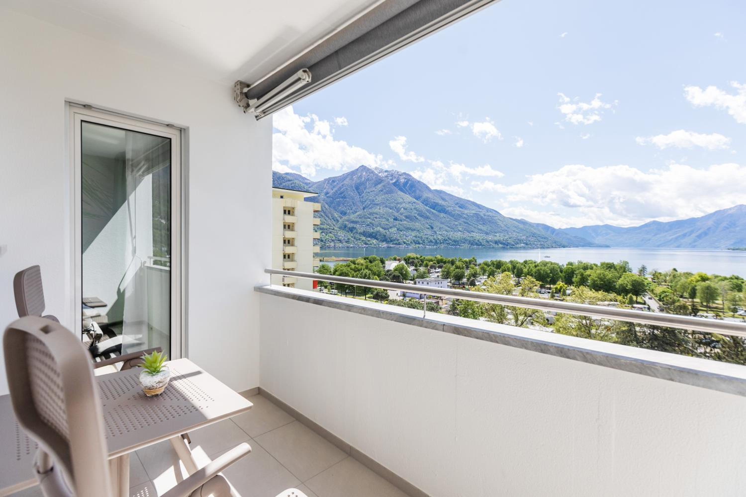 Apartment with Lake View photo 3